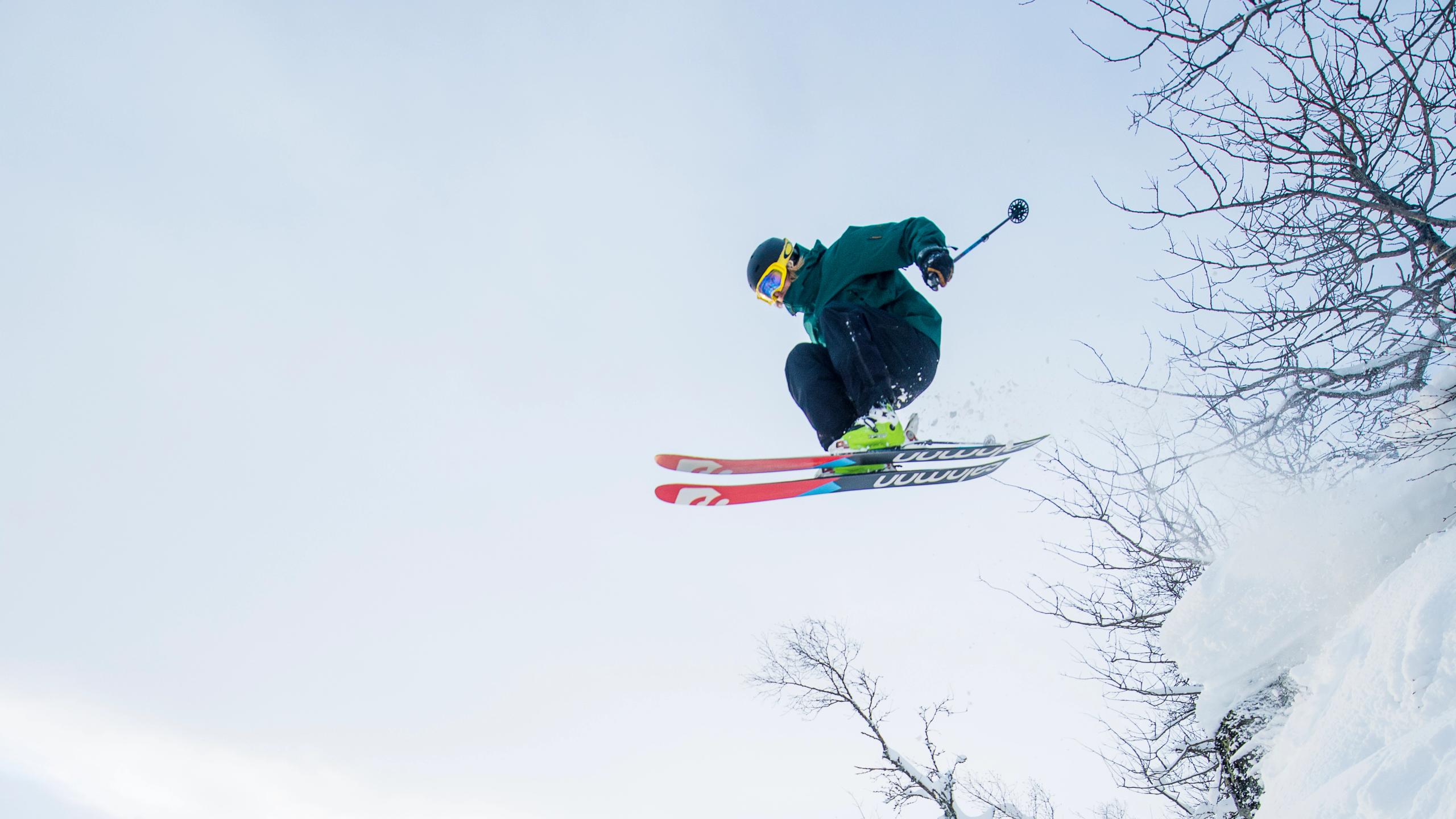 En person hopper ned en offpiste-løype på Geilo