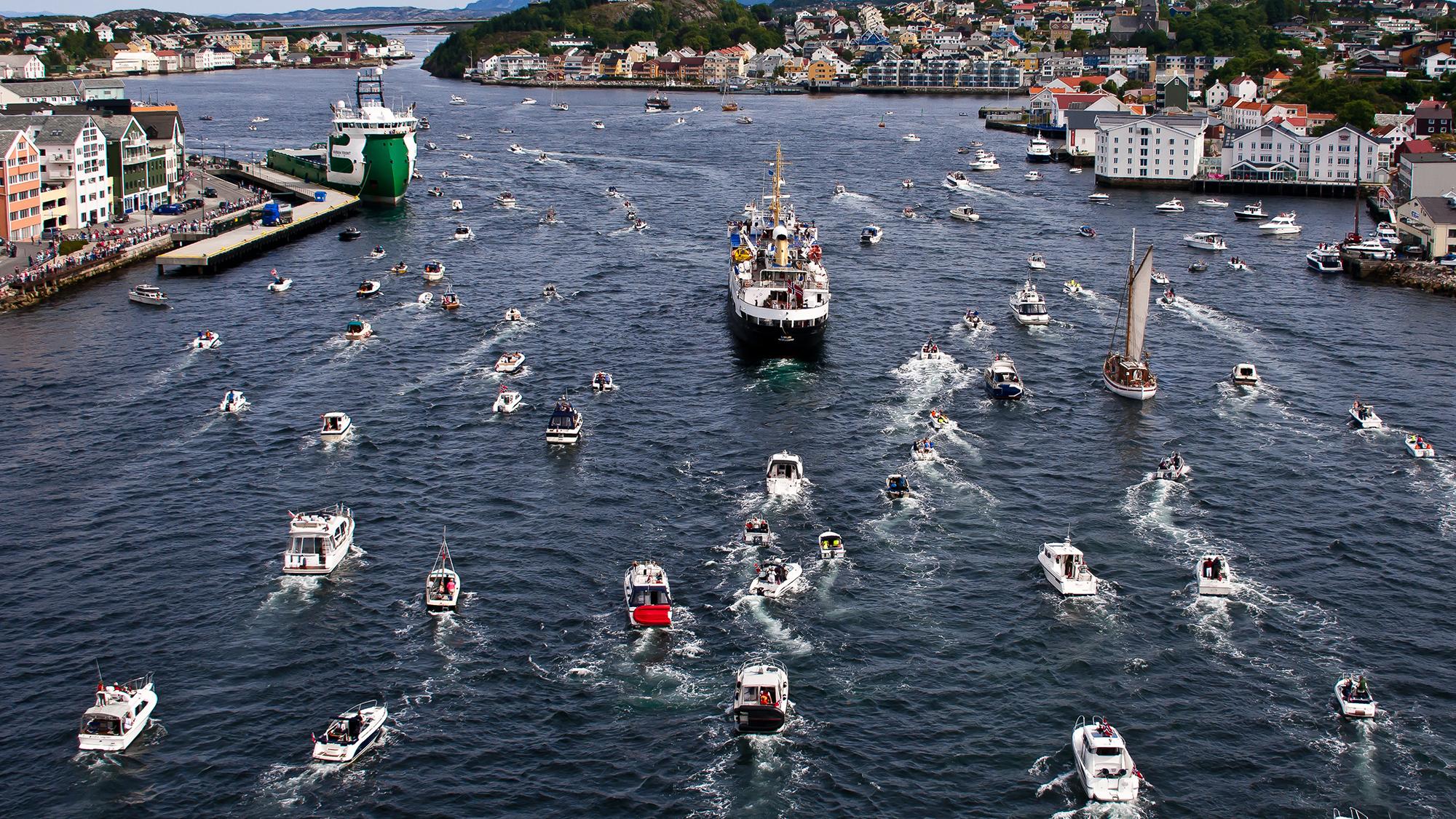 En mengde store og små båter i havnebassenget i Kristiansund i Nordvest