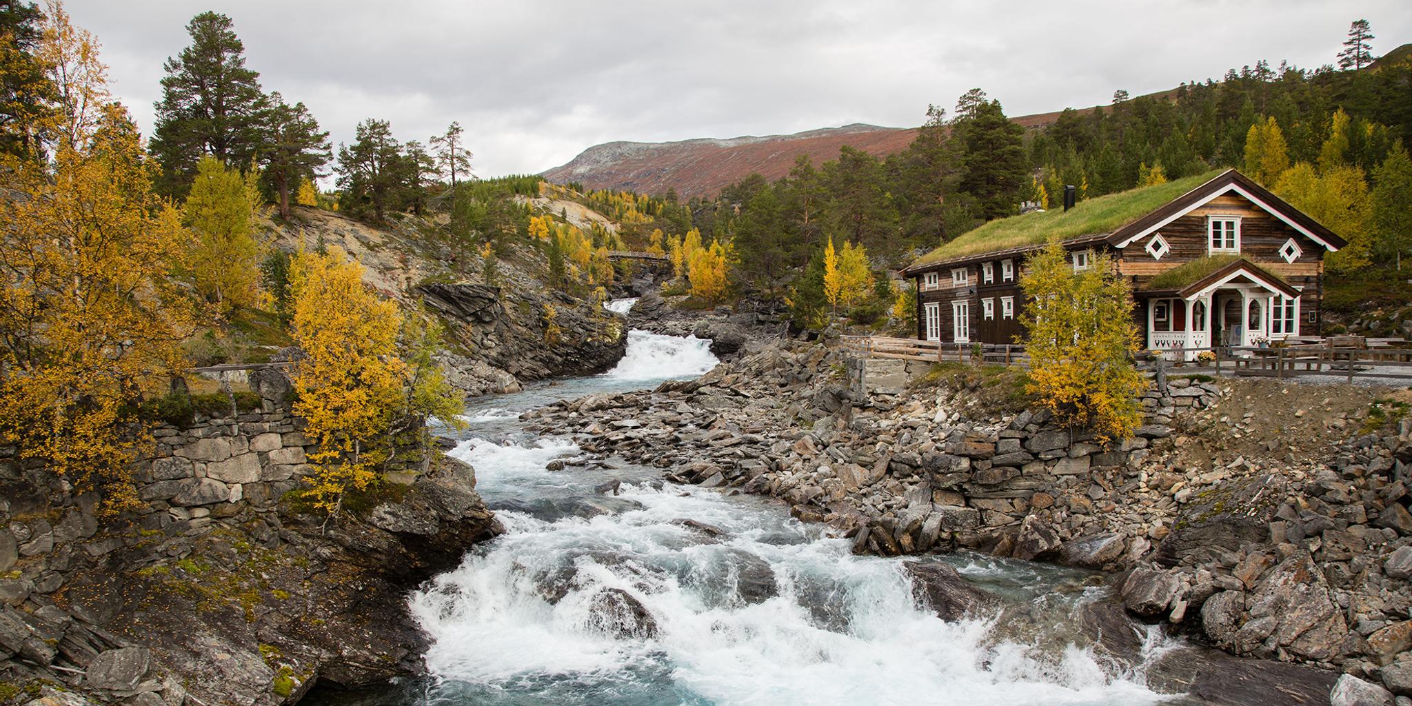 Billingen fjällgård och älven Tora i Gudbrandsdalen i regionen Østlandet (östra Norge)