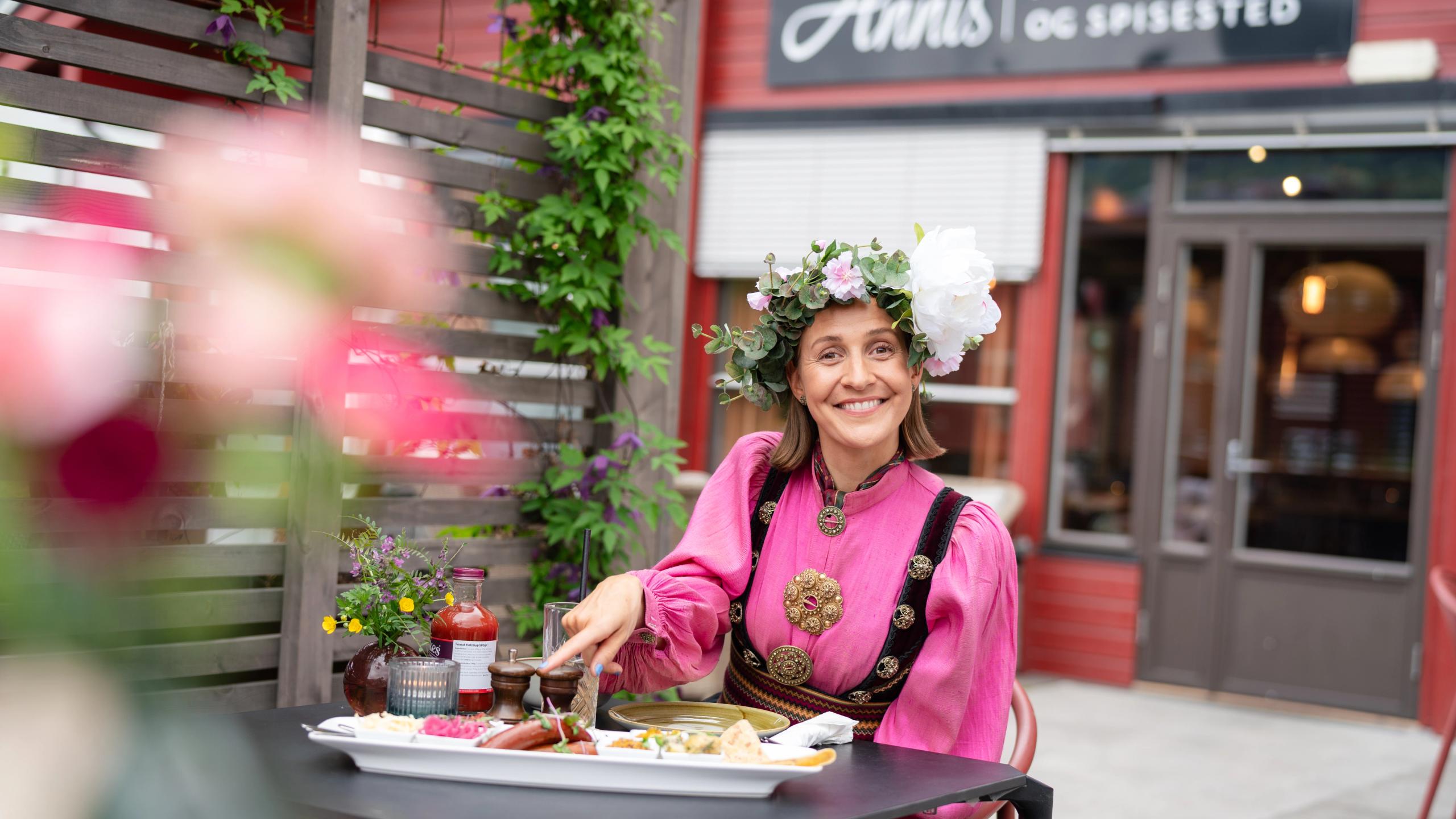 Woman eating at Annis Pølsemakeri (sausage factory) in Ringebu