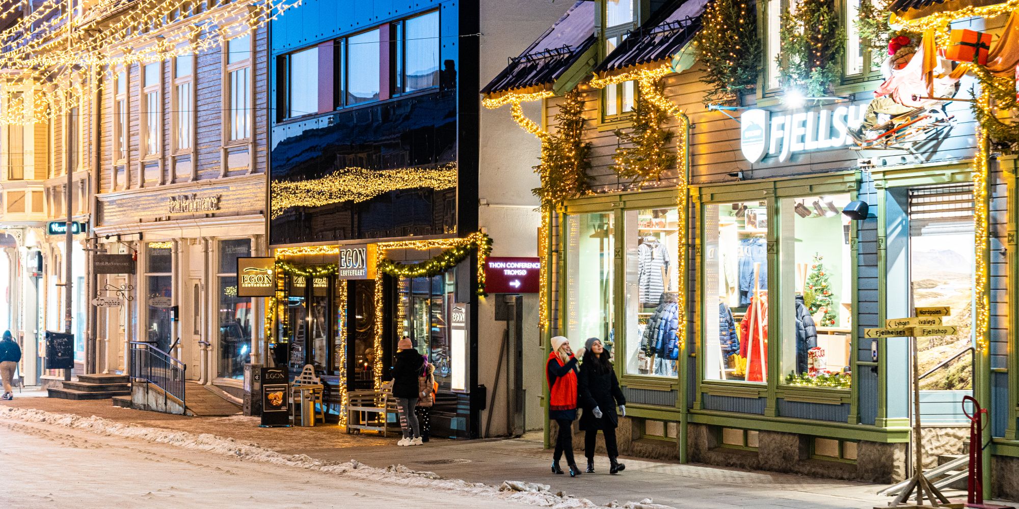 To venninner går i de opplyste julegatene i Tromsø