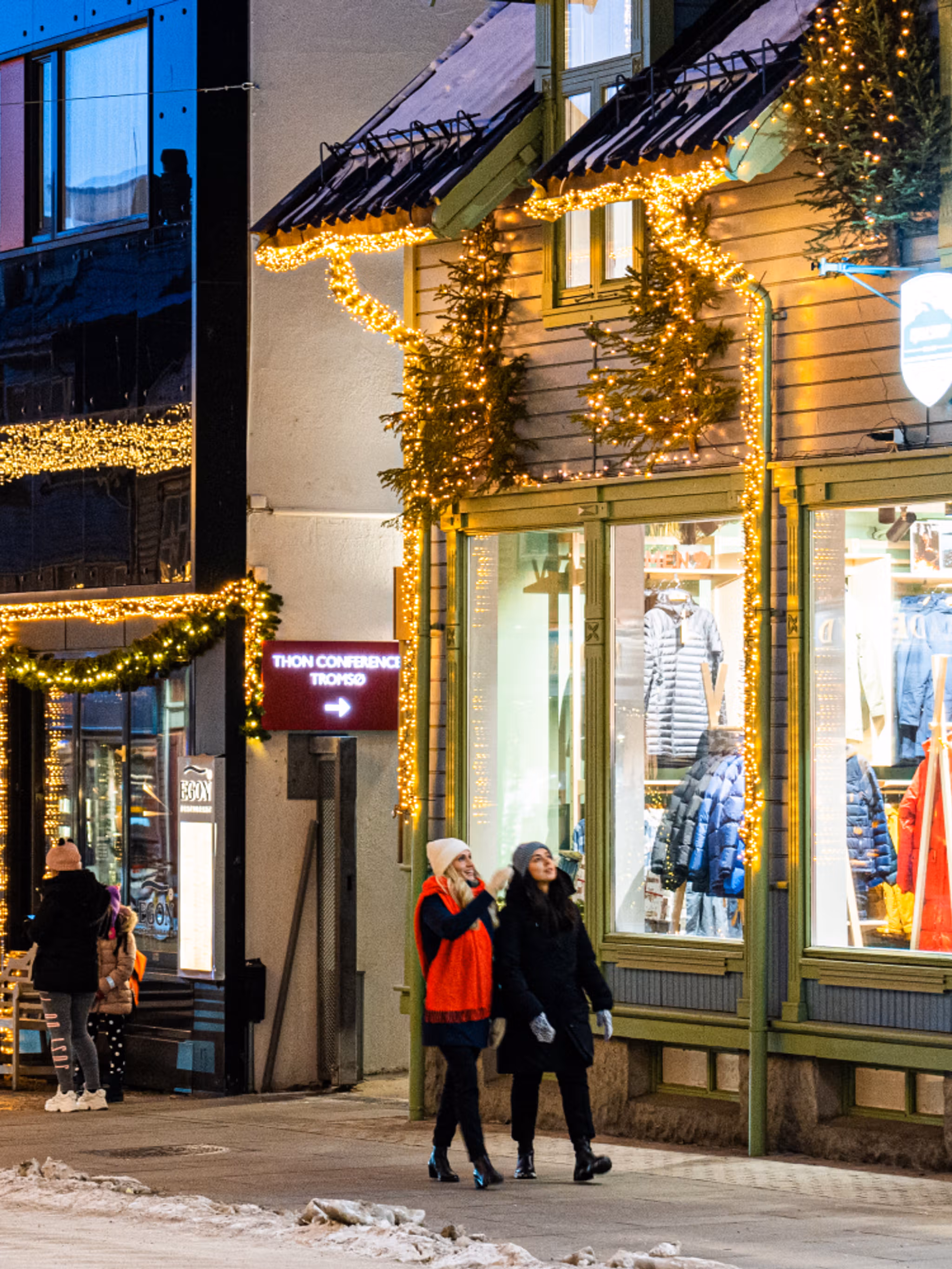 To venninner går i de opplyste julegatene i Tromsø