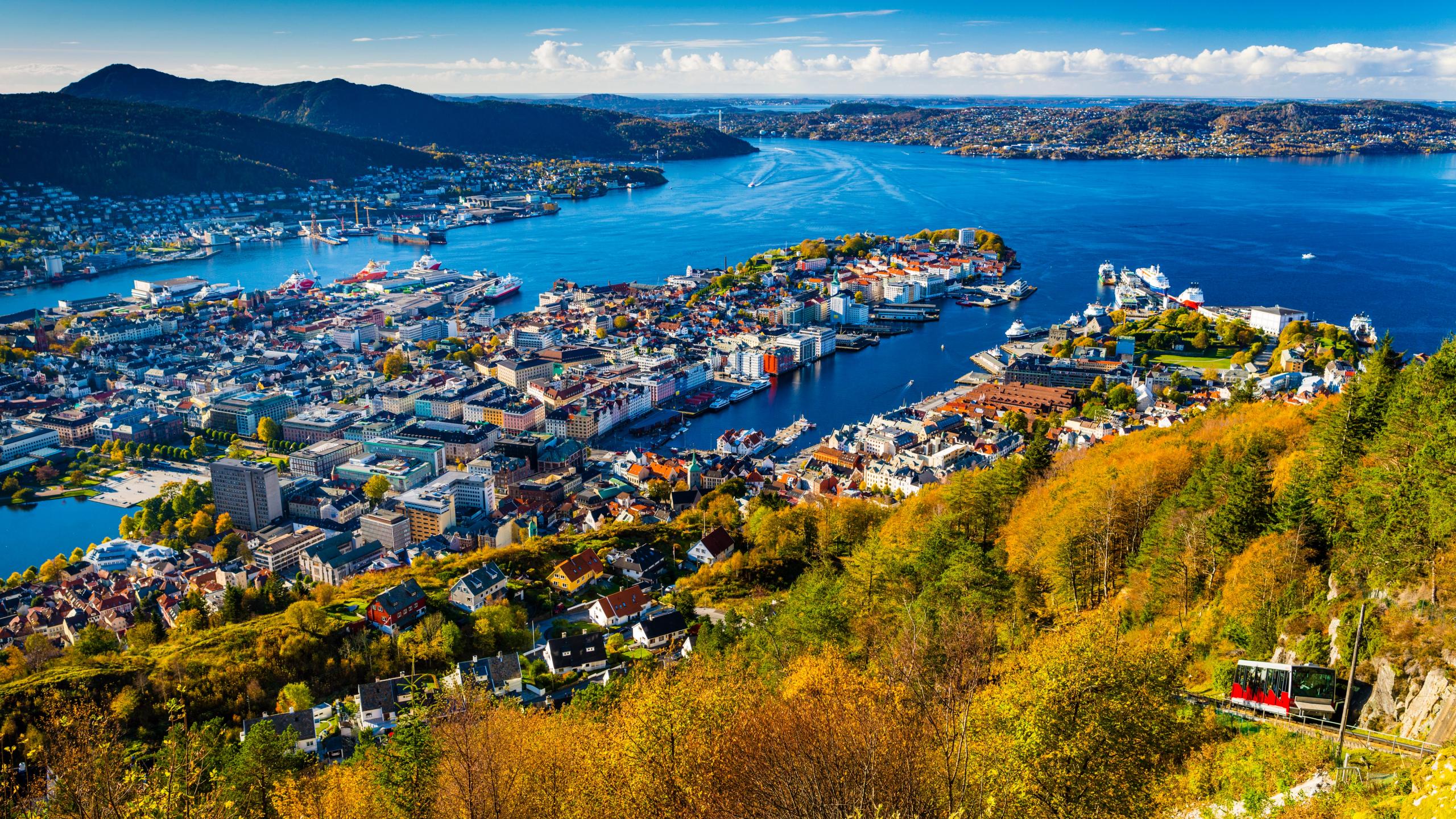Fløibanen på vei opp til Fløyen i Bergen på Vestlandet, med utsikt over byen med fjorden og fjellene i bakgrunnen
