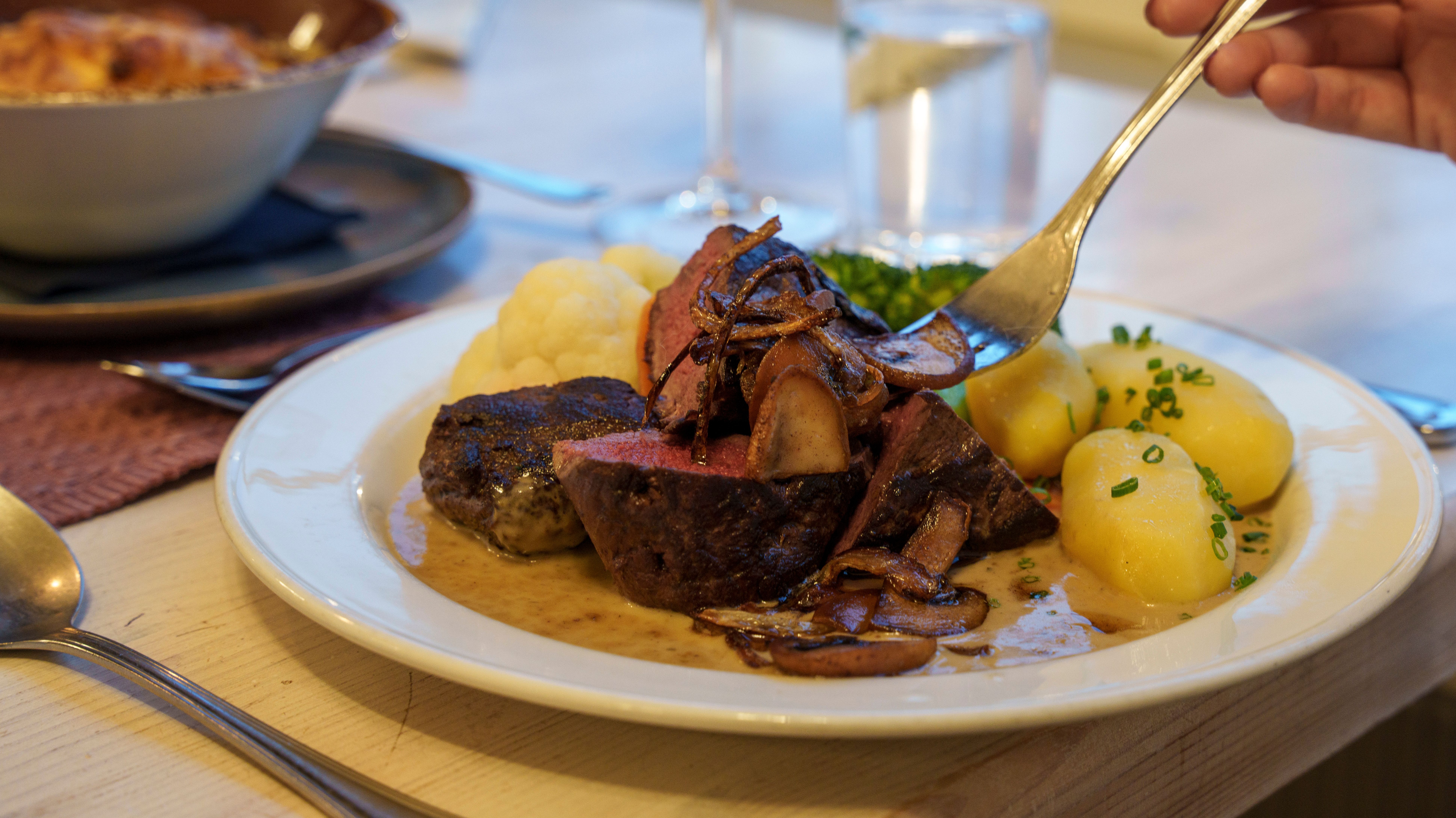 Reindyrrett på et fat.
