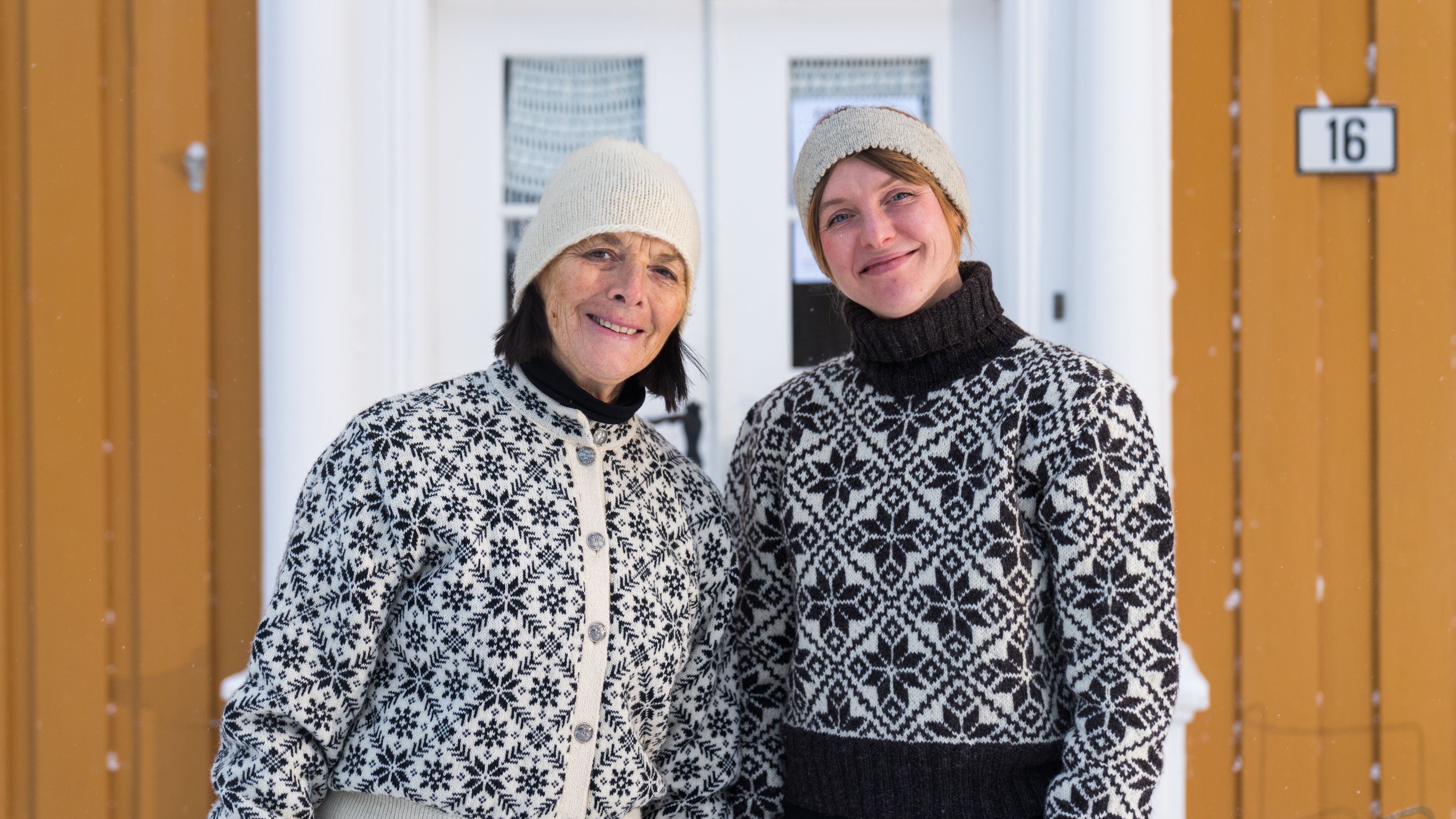 To kvinner står utenfor Selbu Husflidscentral i Selbu, Trøndelag, Norge.