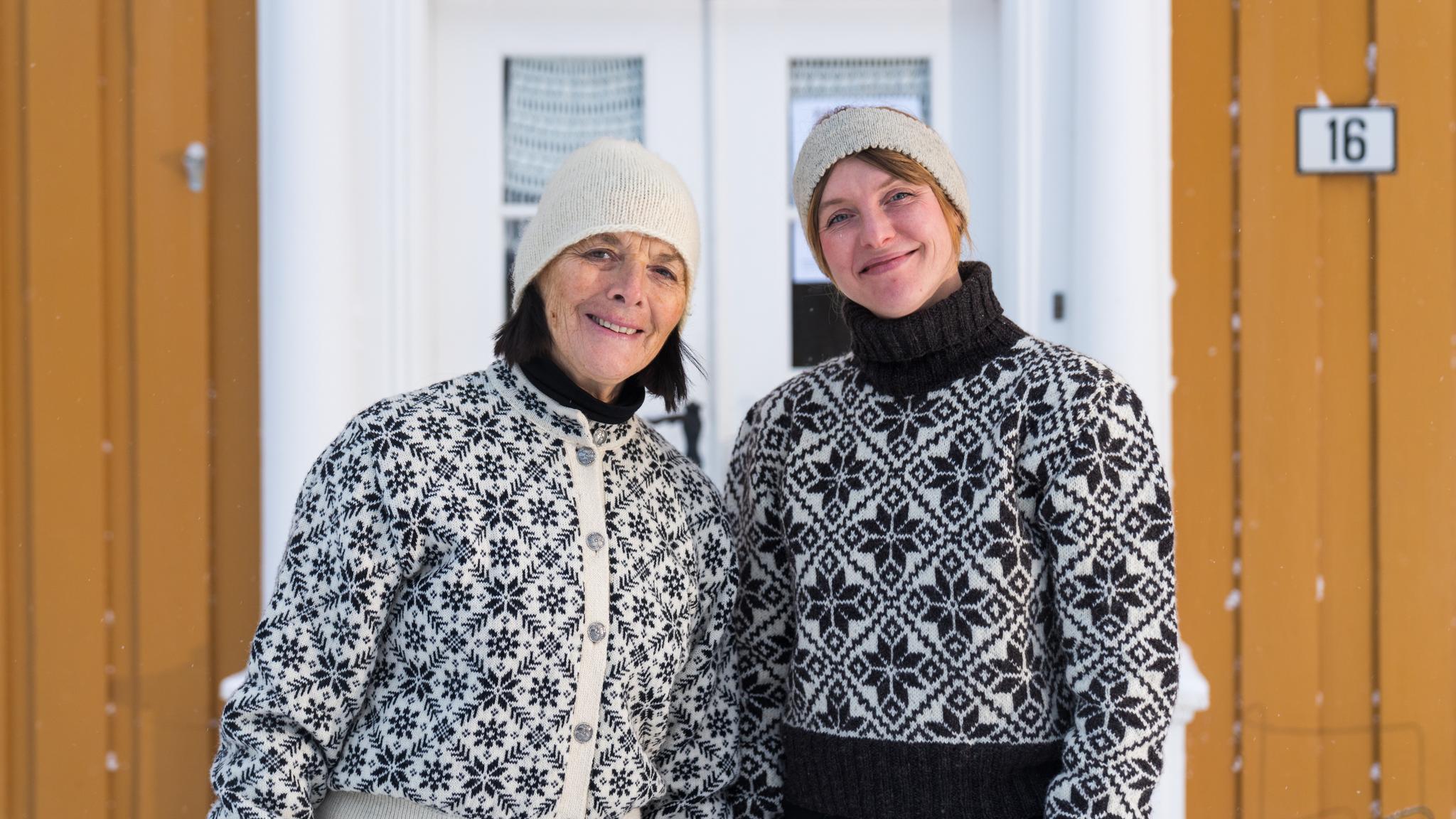 To kvinner står utenfor Selbu Husflidscentral i Selbu, Trøndelag, Norge.