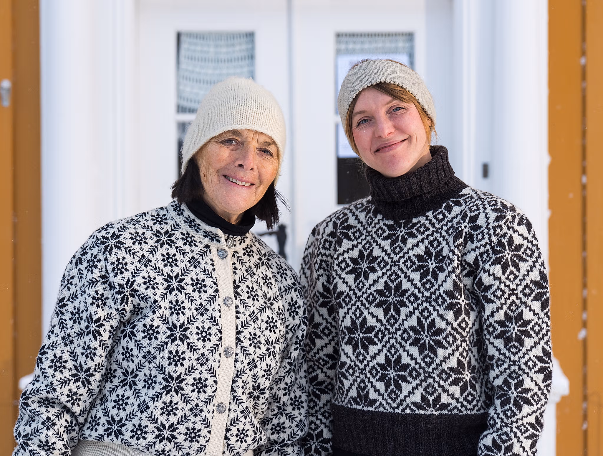 To kvinner står utenfor Selbu Husflidscentral i Selbu, Trøndelag, Norge.