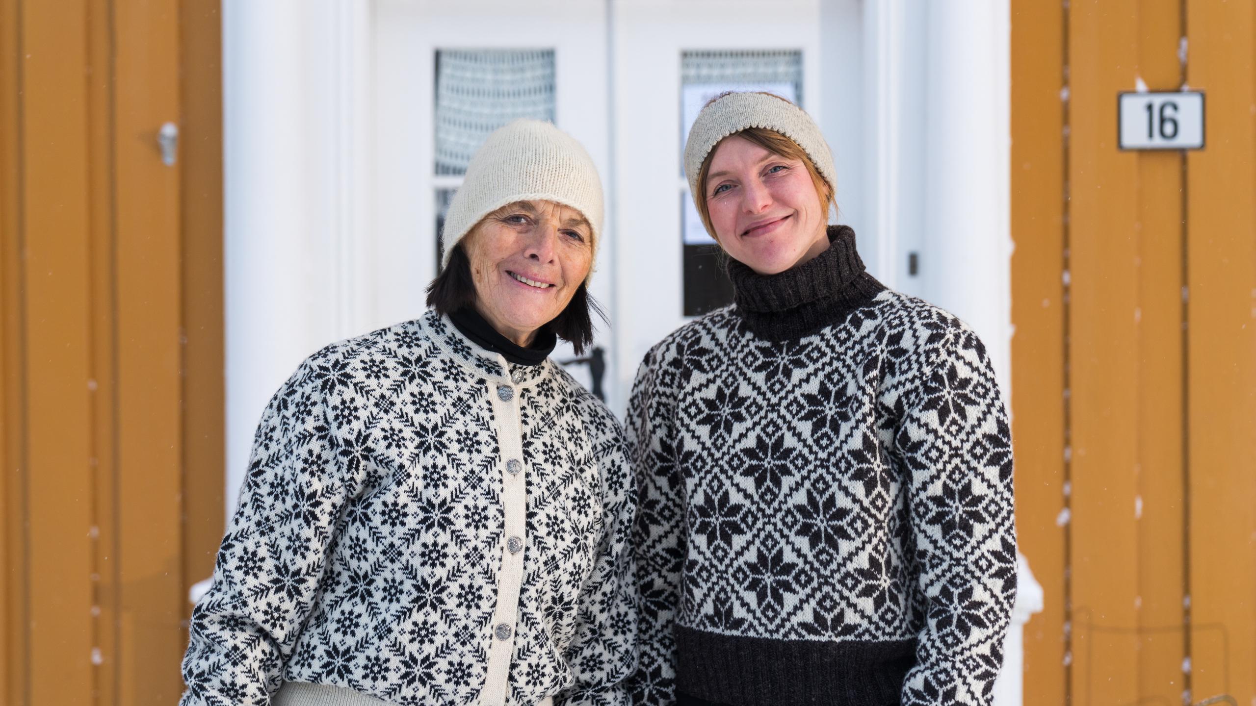 To kvinner står utenfor Selbu Husflidscentral i Selbu, Trøndelag, Norge.