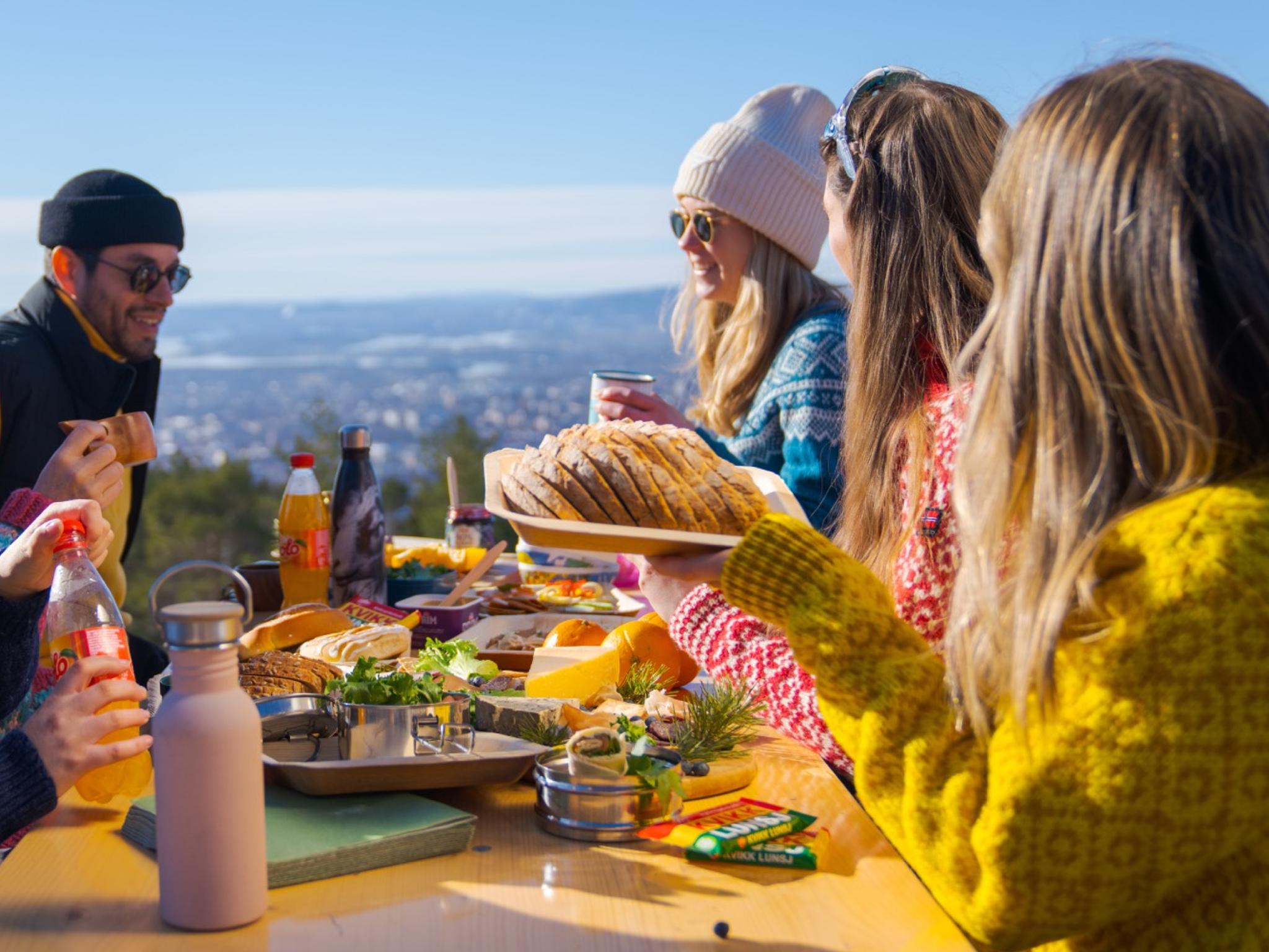 Venner spiser et påskemåltid på Grefsenkollen i Oslo