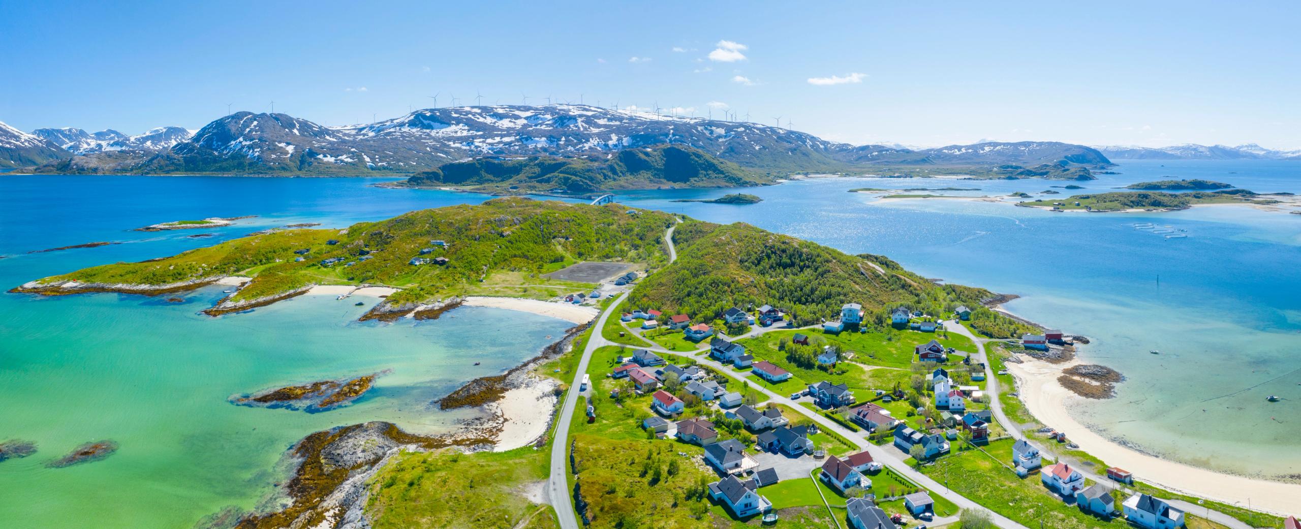 Strender og hus på Sommarøy i Nord-Norge