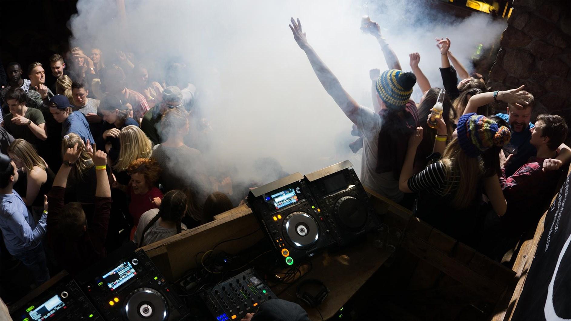 Folk som danser og koser seg på afterski på Laaven i Trysil på Østlandet