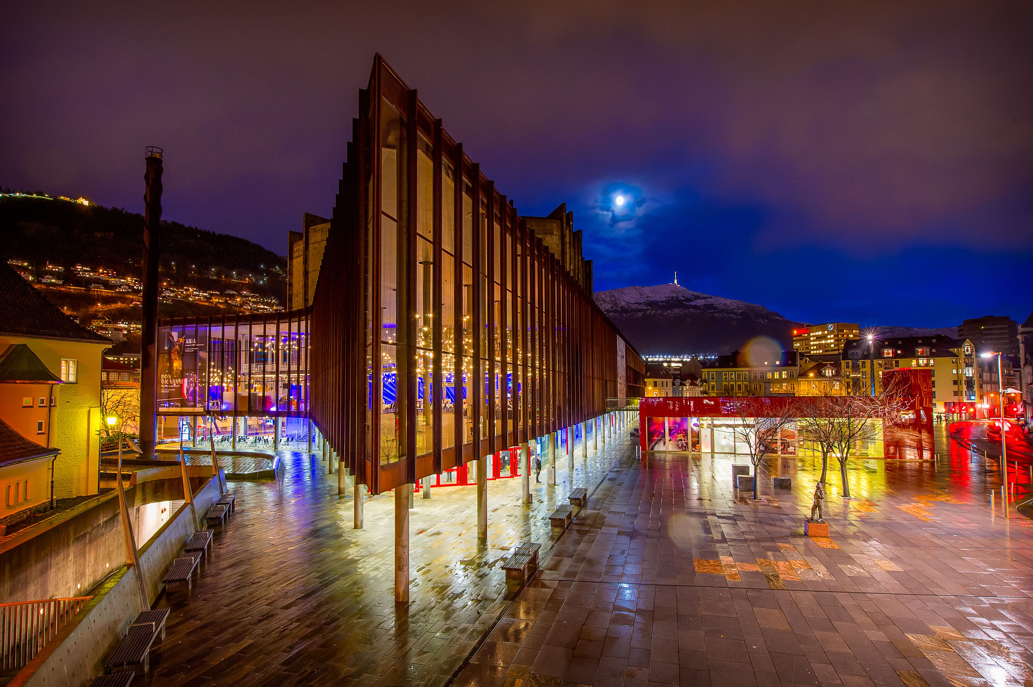 Grieghallen i Bergen om kvelden 