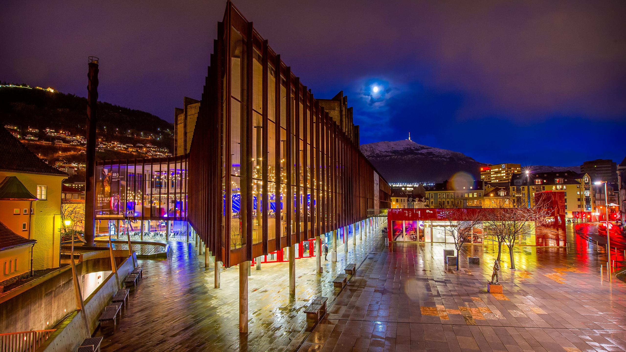 Grieghallen i Bergen om kvelden
