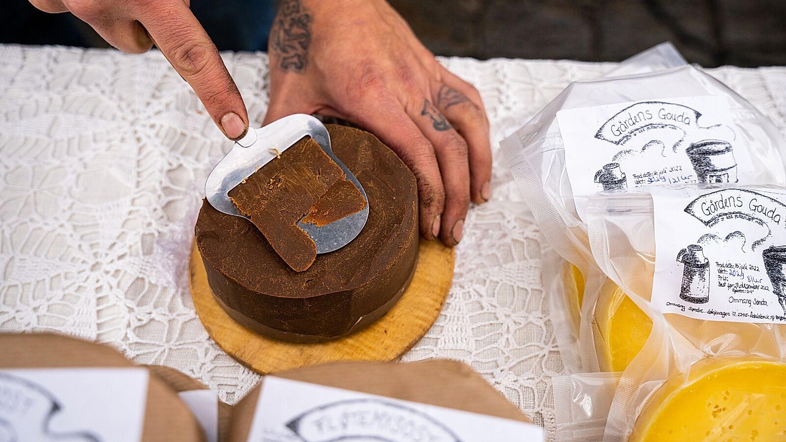Brunost gjøres klar til servering på Matstreif matfestival i Oslo