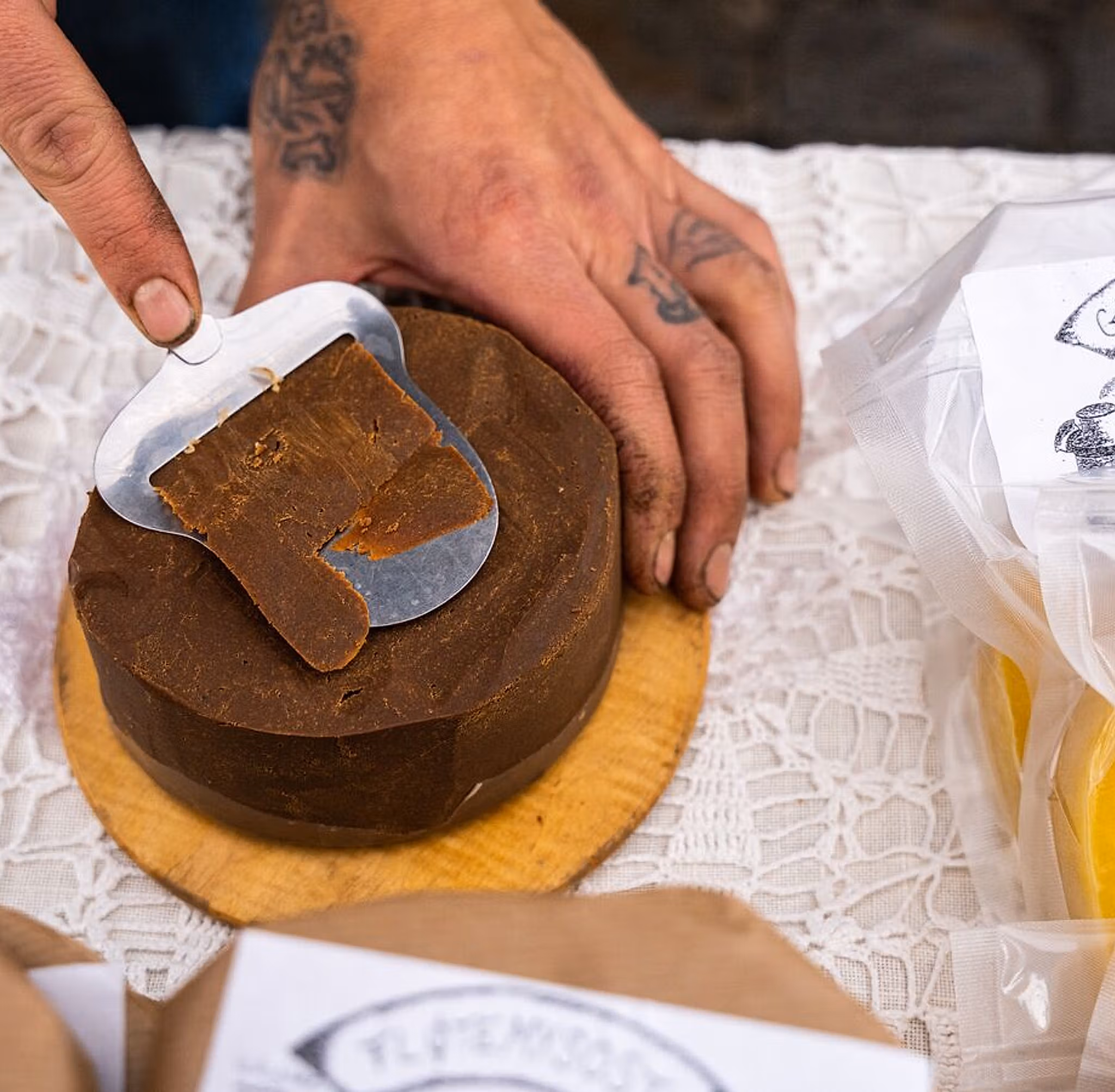 Brunost gjøres klar til servering på Matstreif matfestival i Oslo