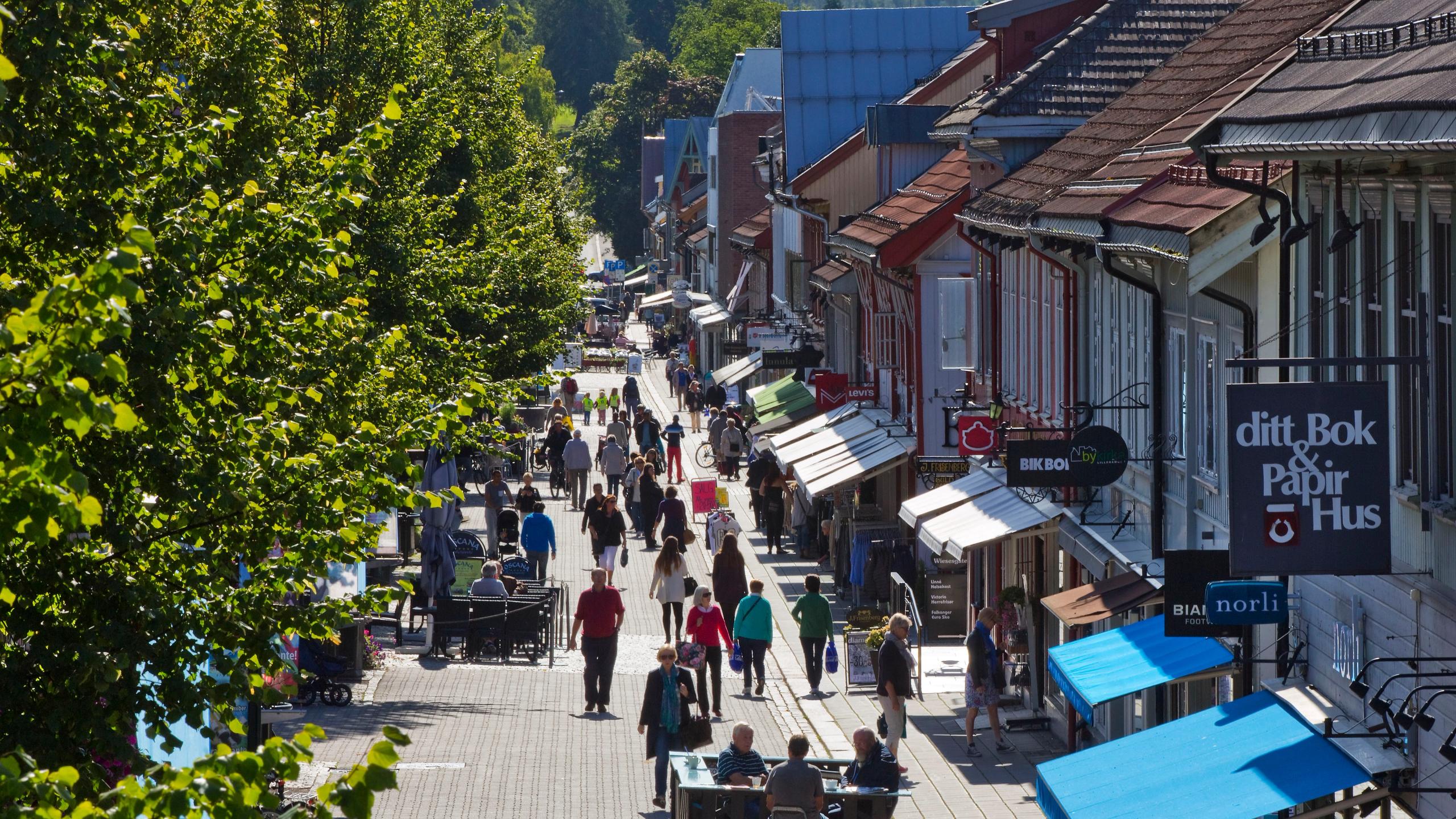A pedestrian street in Lillehammer full of people.