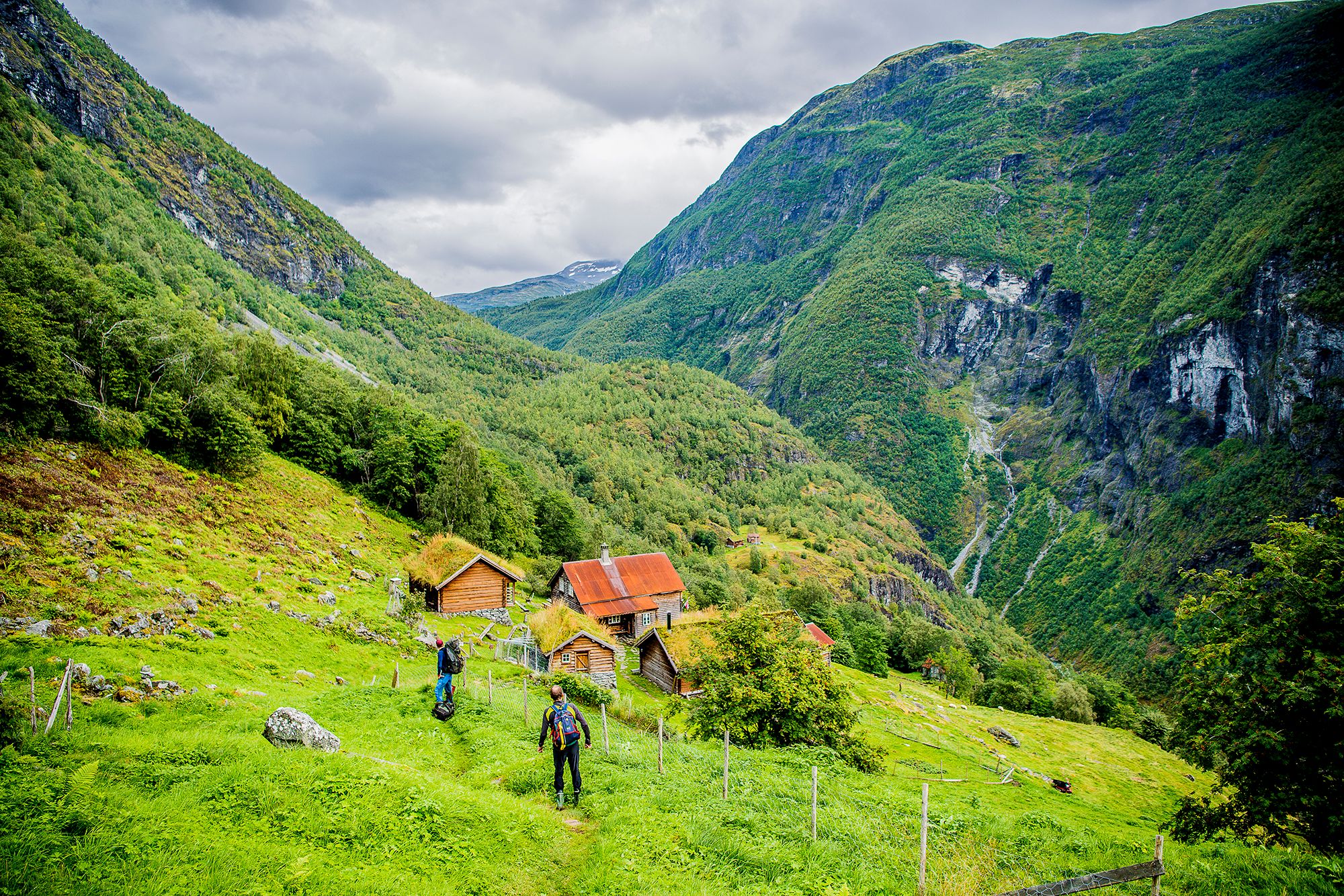 Due escursionisti  arrivano alla fattoria di montagna Avdalen Gard nella valle di Utladalen, Norvegia dei fiordi