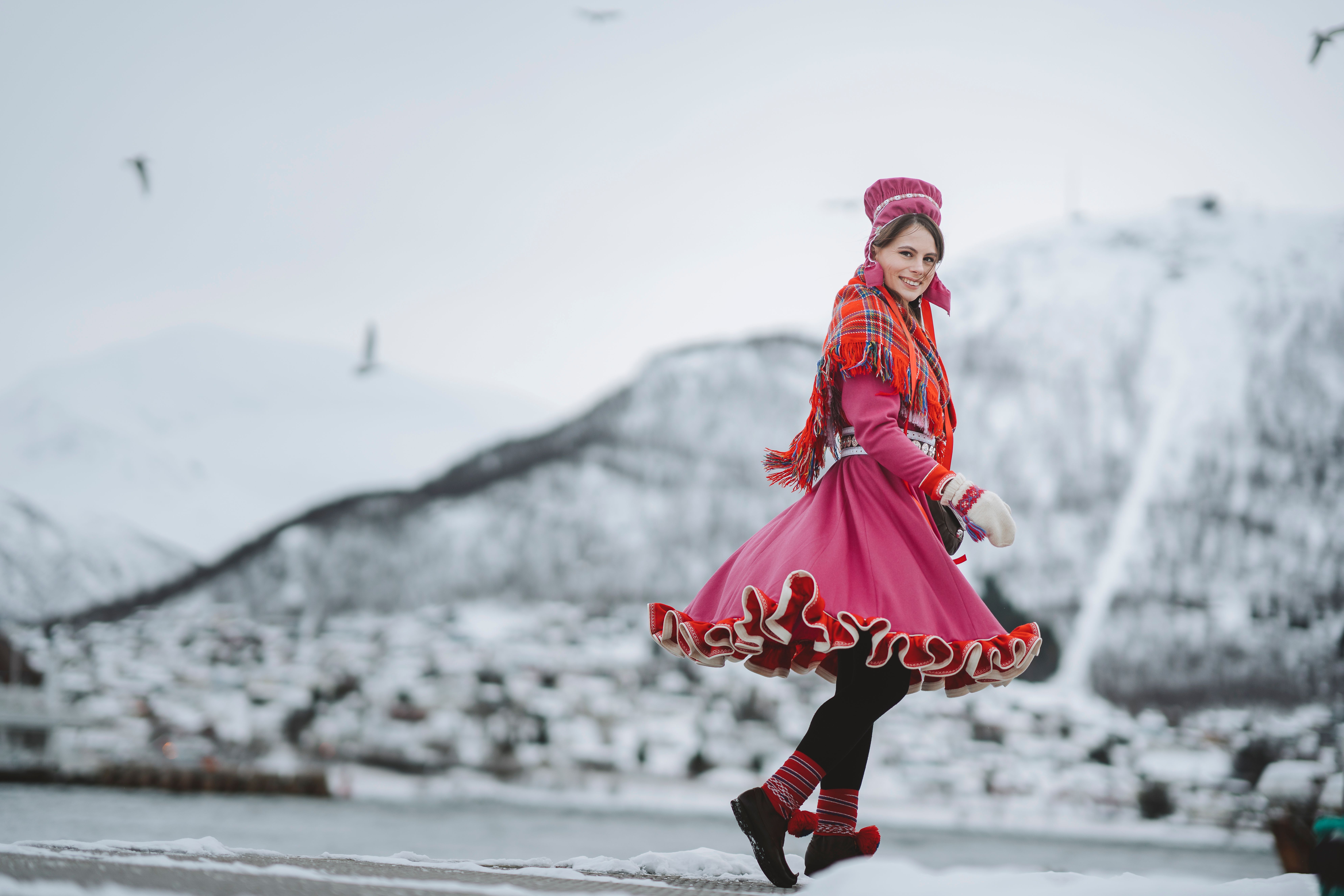 En dame har på seg en tradisjonell samedrakt i Trosmø, Nord-Norge.