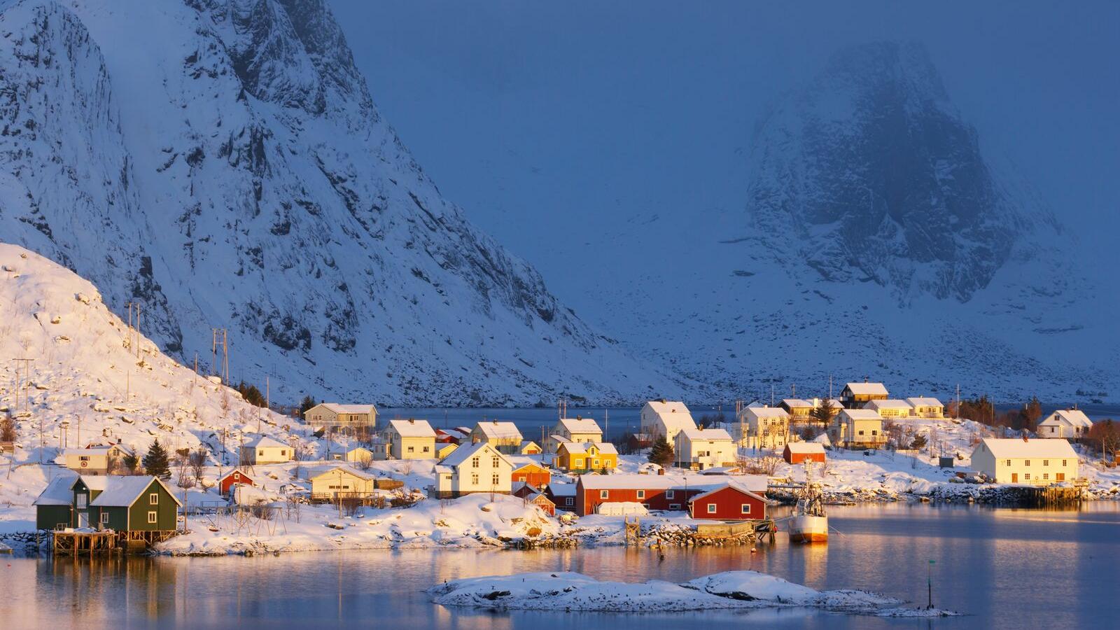 Fiskeværet Reine i Lofoten på vinterstid i Nord Norge