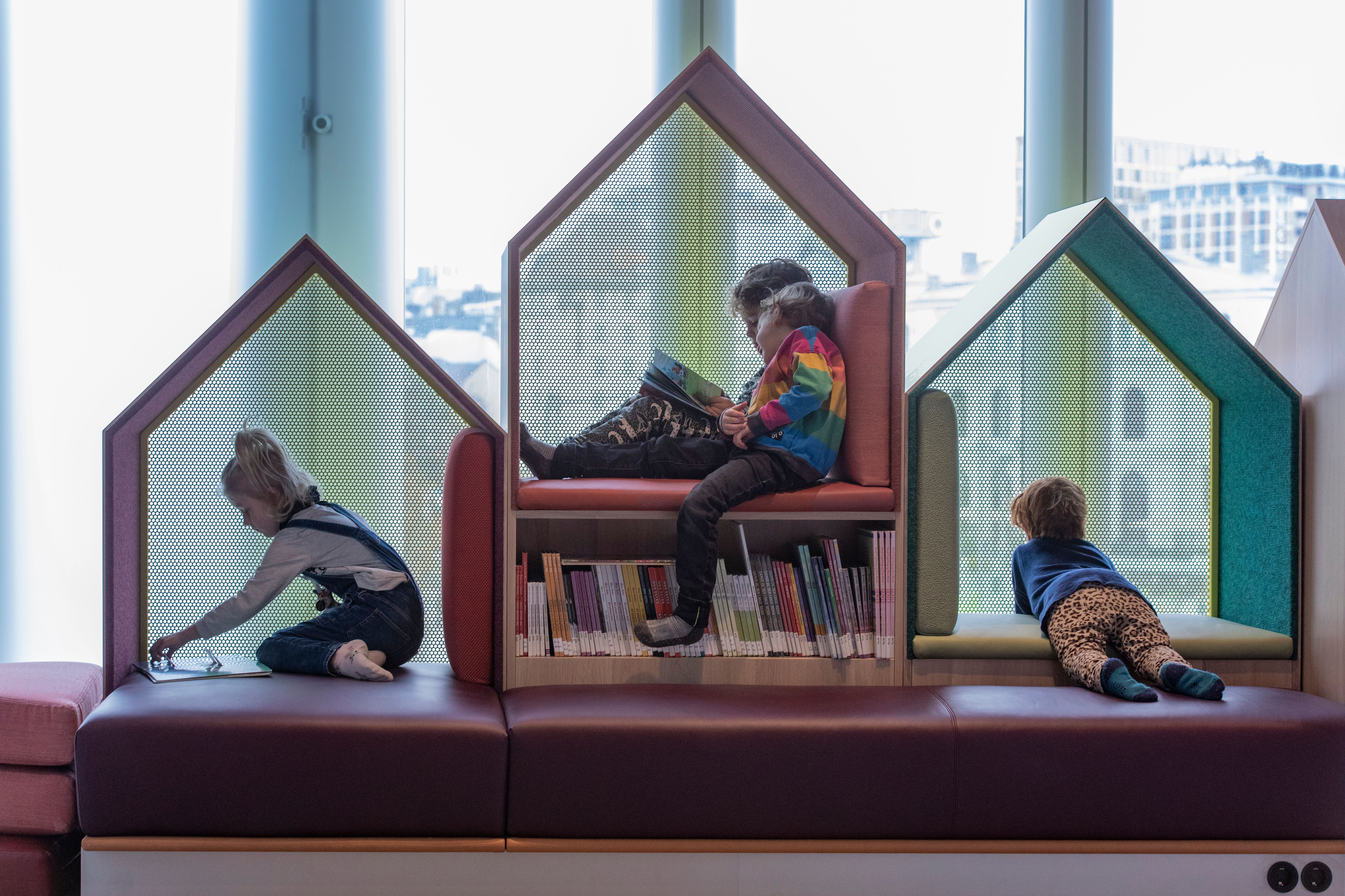 Barn leser bøker på Deichman, Bjørvika.