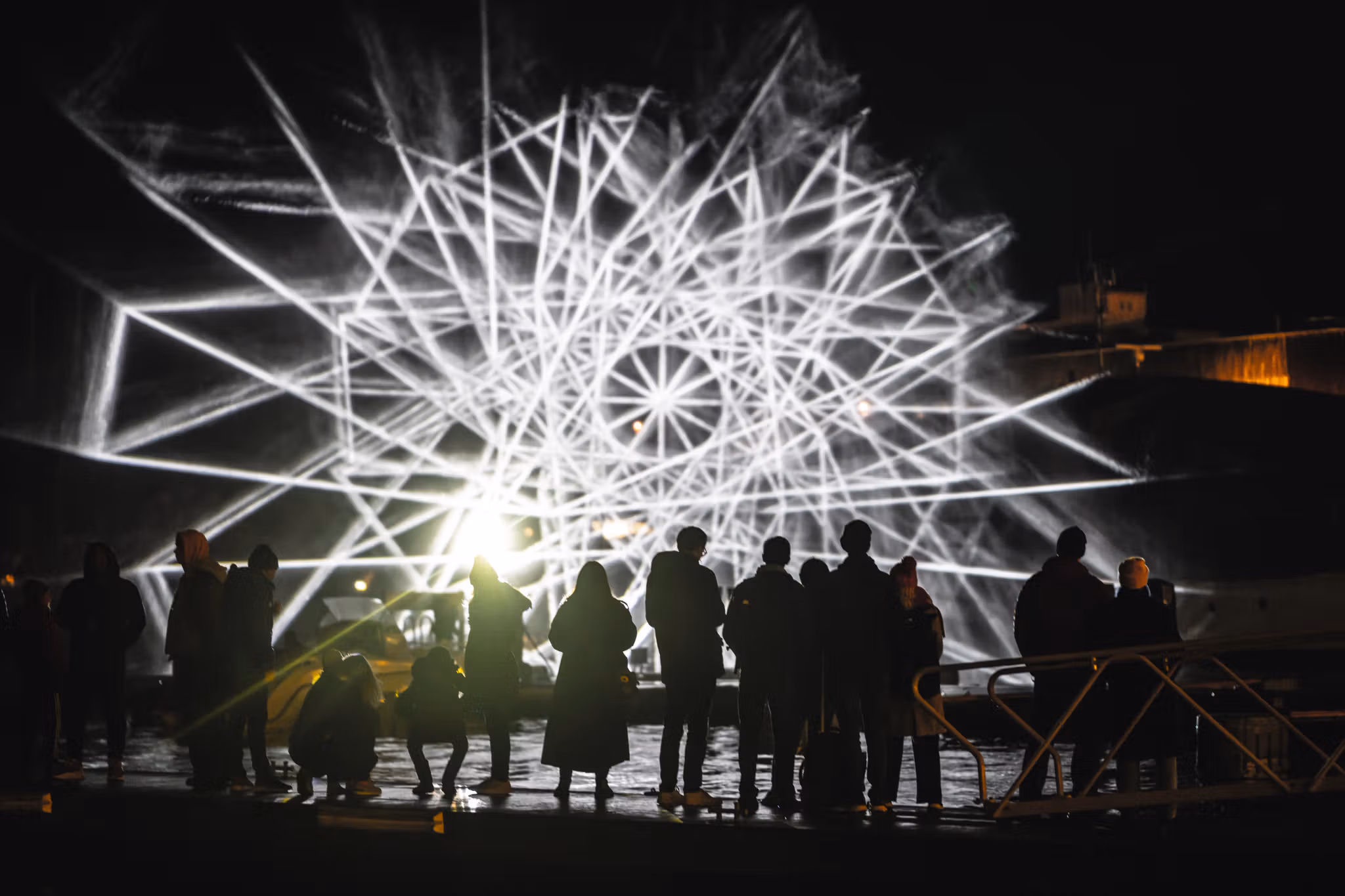 En stor lysinstallasjon fra FjordOslo lysfestival i 2022.