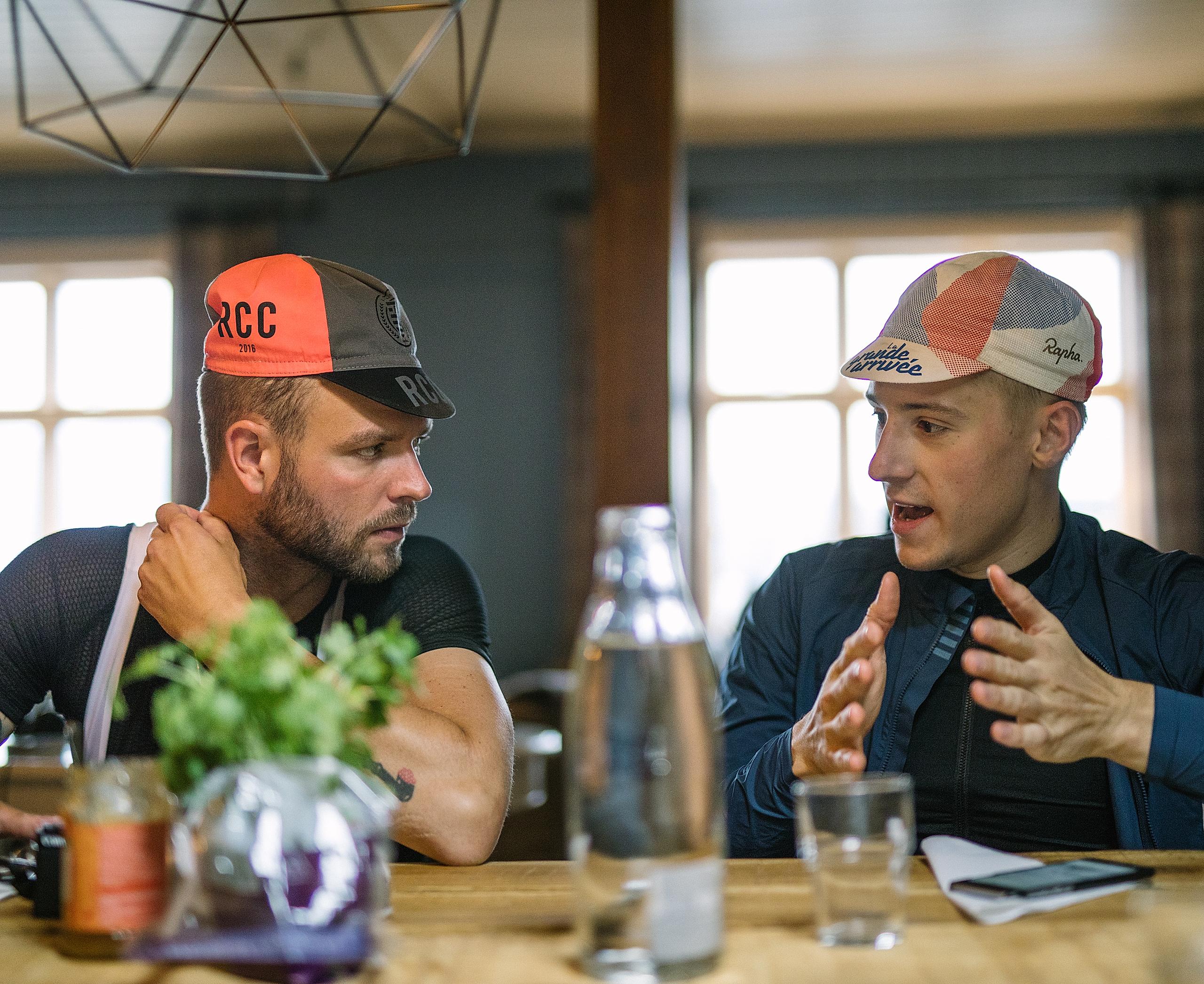 Twee wielrenners die pauzeren in een restaurant in Fjord-Noorwegen