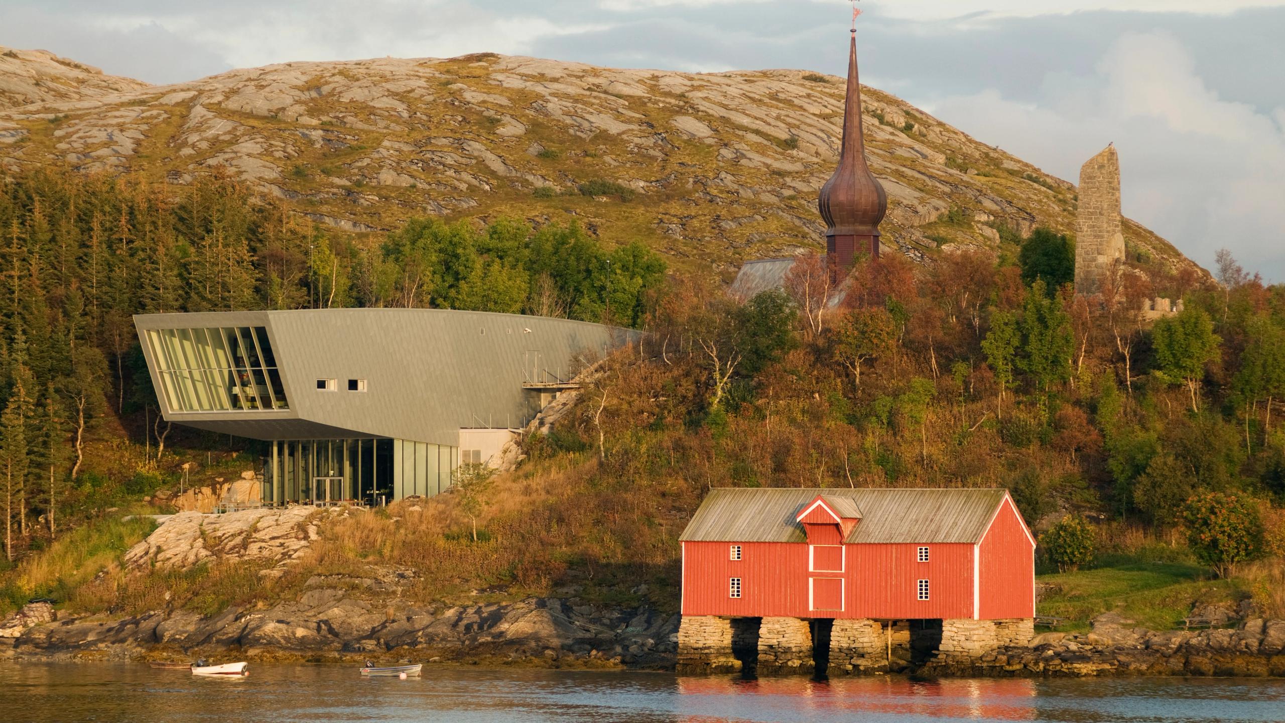 Petter Dass-museet og Alstahaug kirke på Helgelandskysten i Nordland