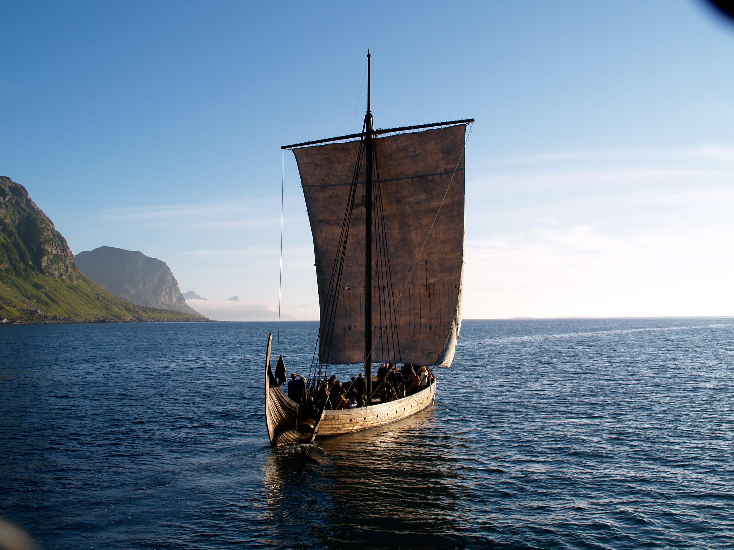 Et vikingskip som seiler på sjøen.