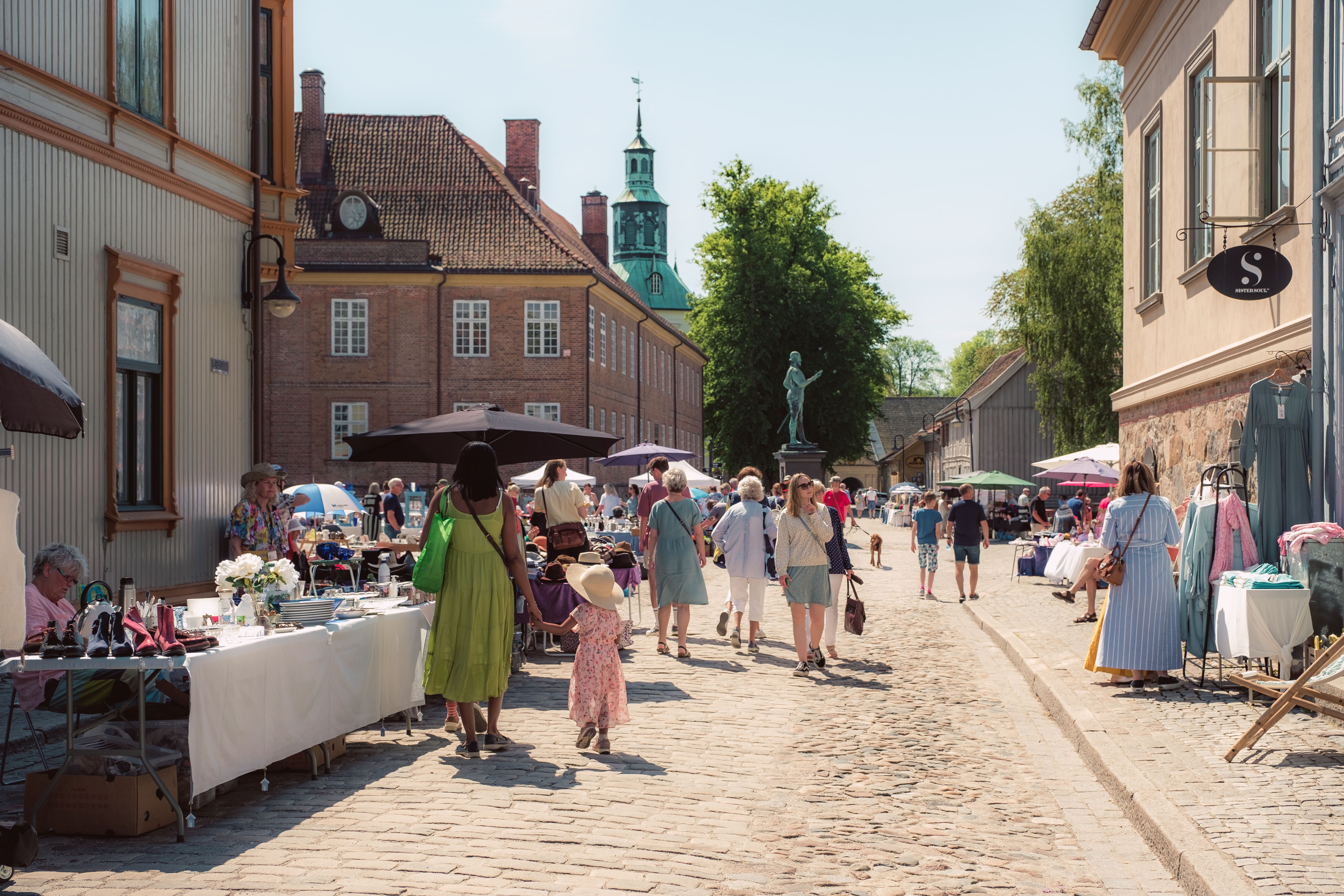 Folk på marked i gamlebyen