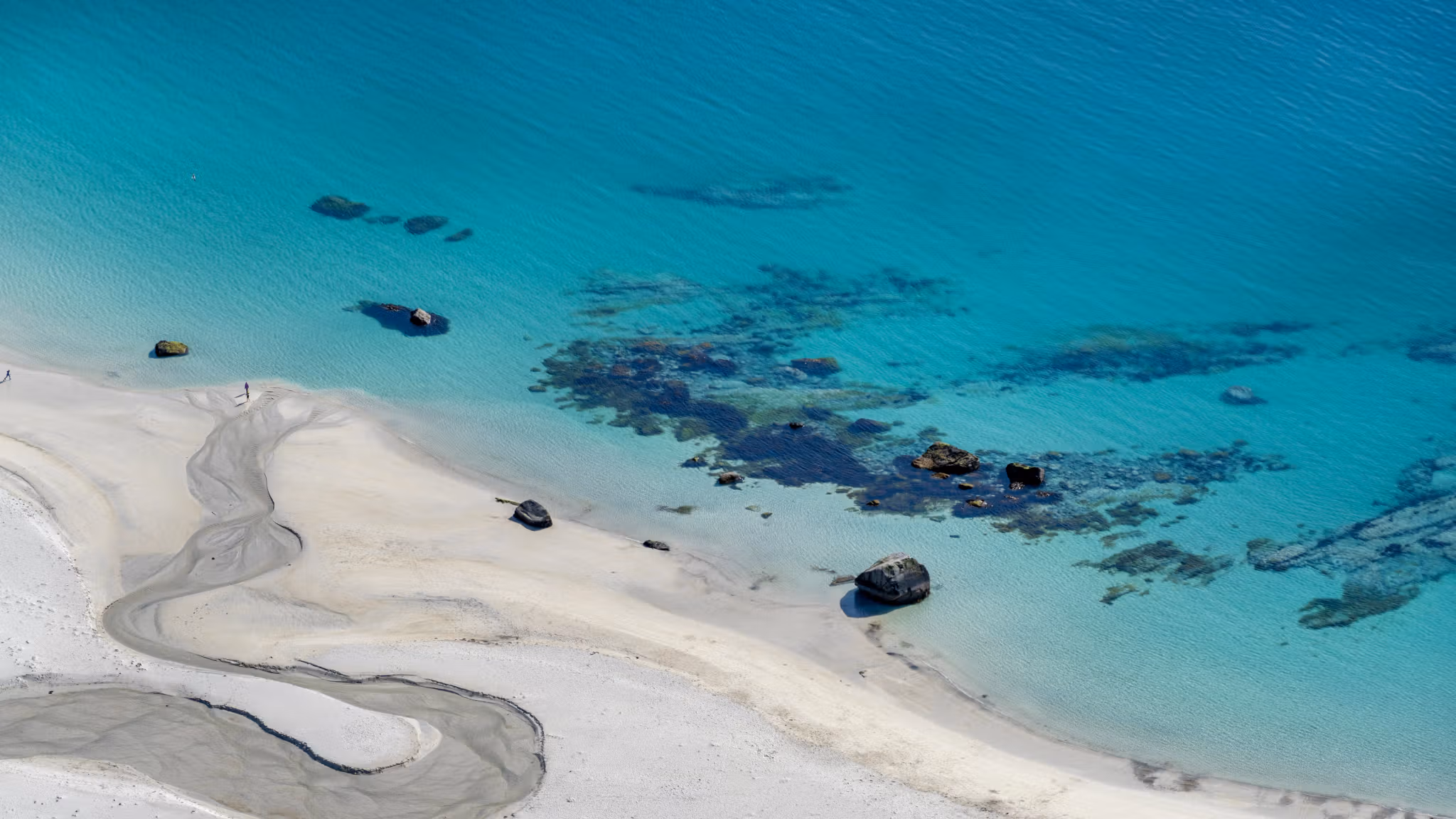 Det turkisa havet utanför Hauklandstranda i Lofoten, Nord-Norge