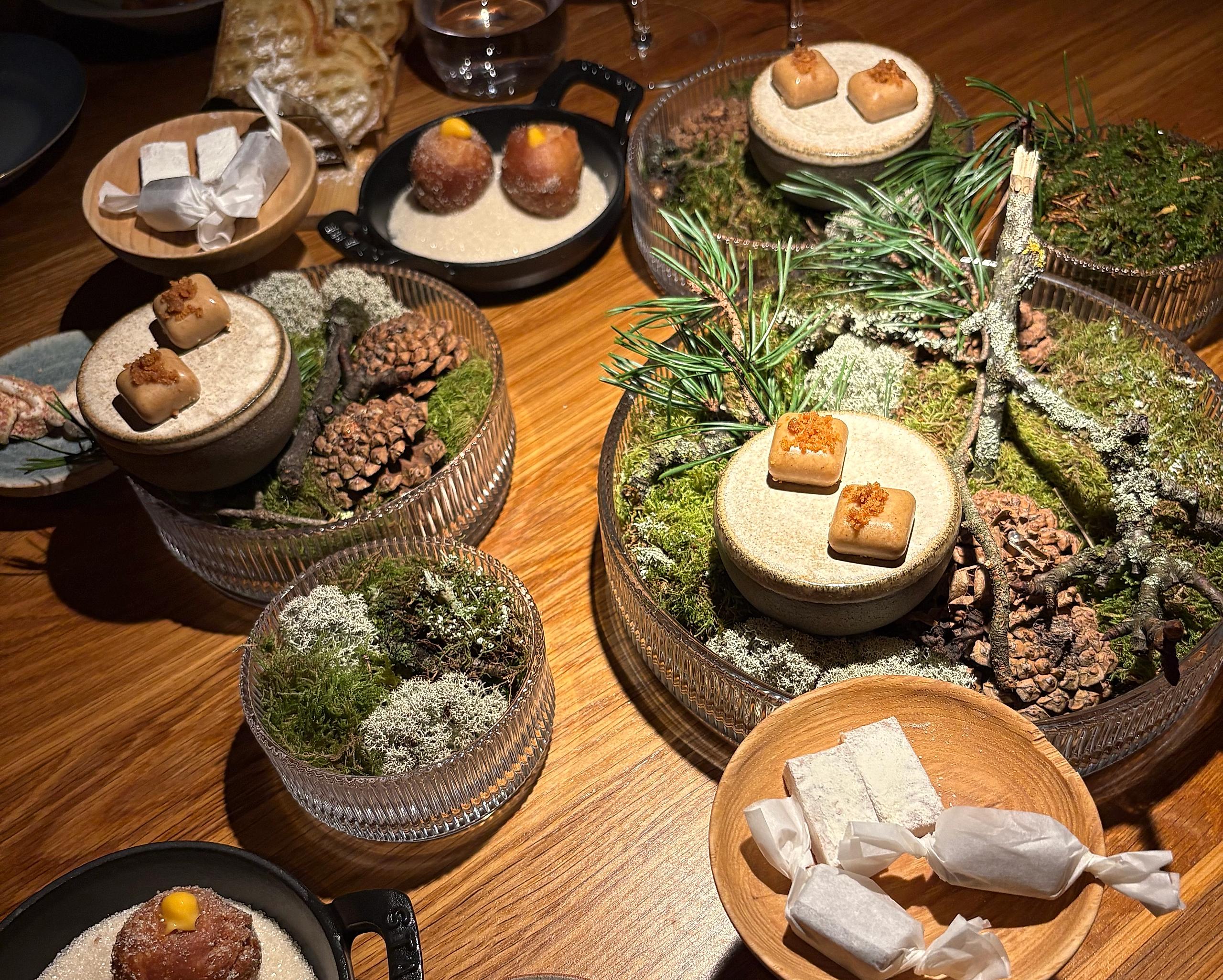 Flere retter på et bord på restaurant Credo i Oslo.