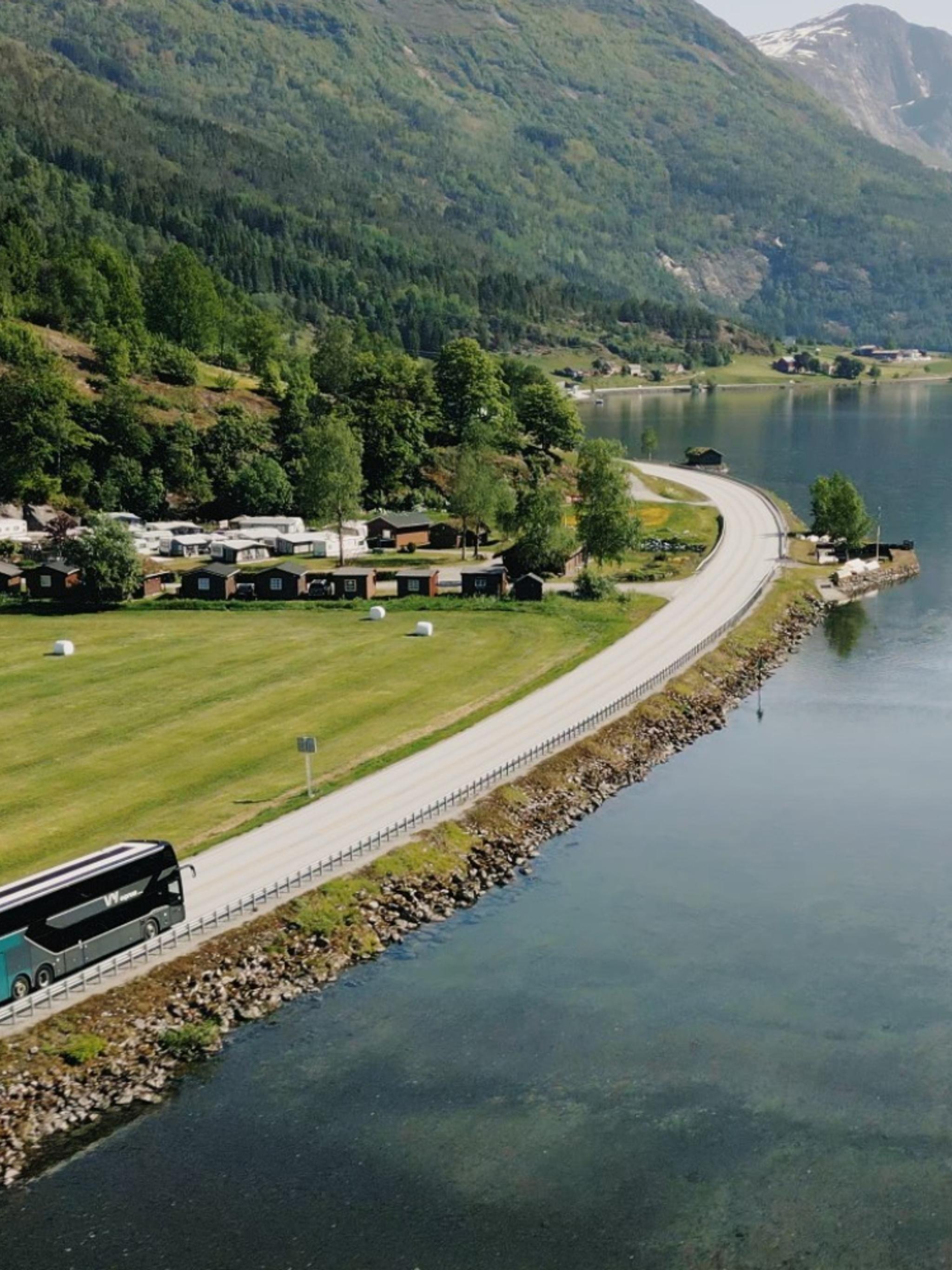 En buss kjører langs kysten, Vy express toute vy146