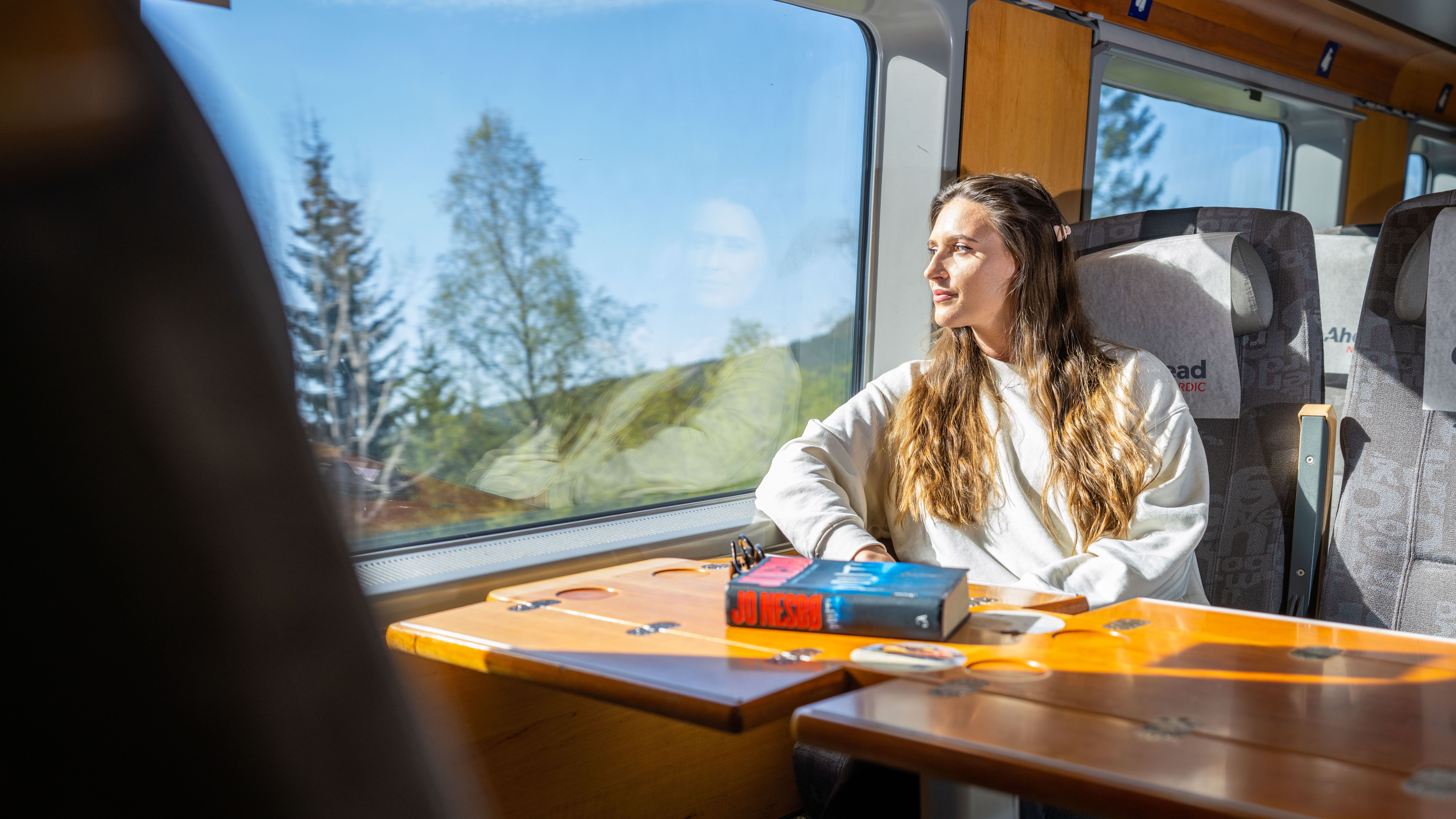 En kvinne tar Sørtoget fra Oslo til Stavanger i Norge