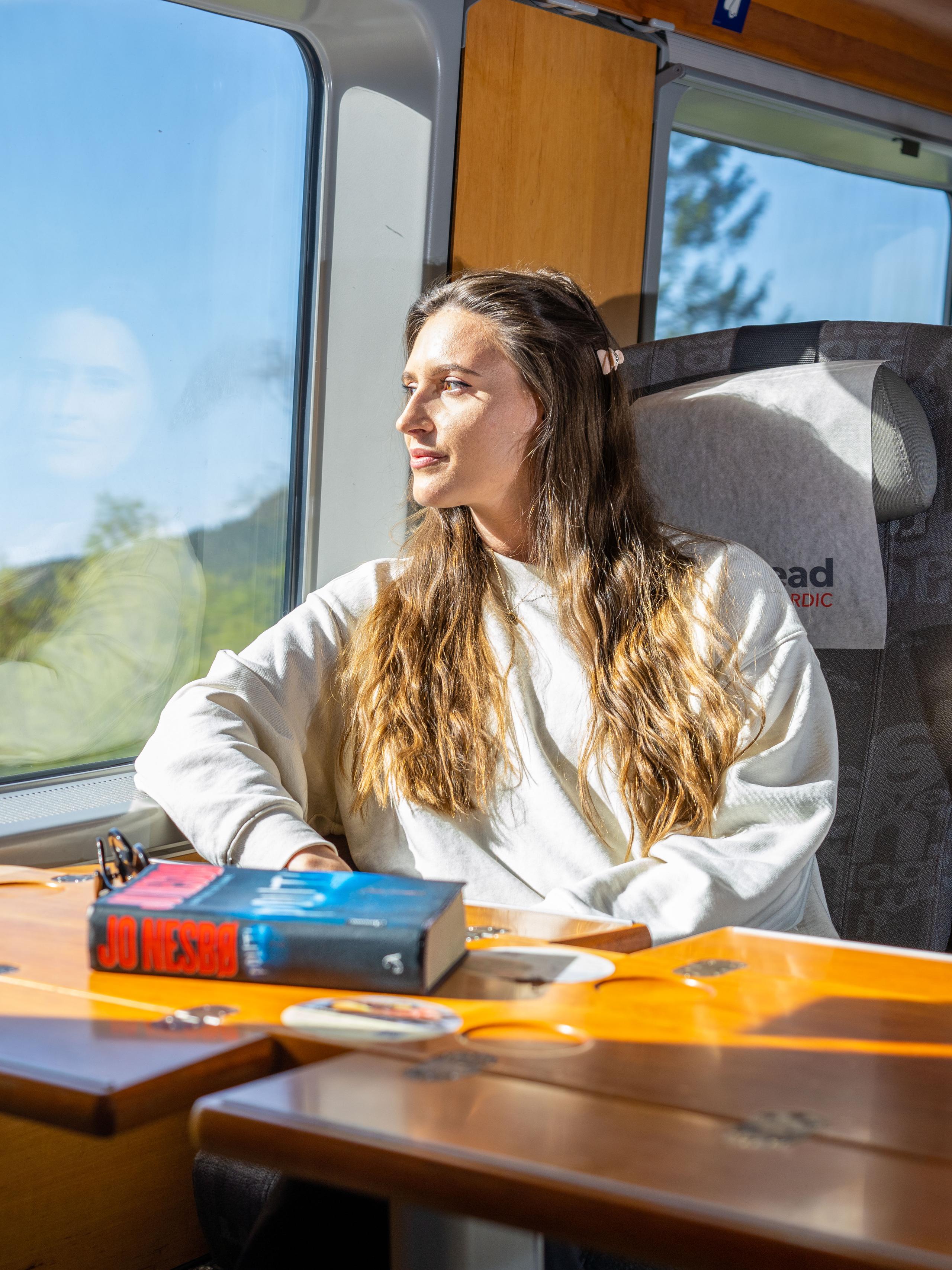 En kvinne tar Sørtoget fra Oslo til Stavanger i Norge