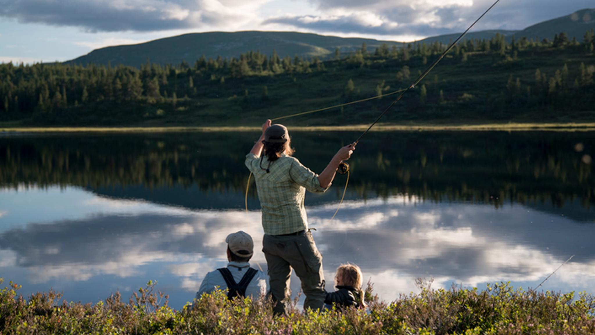 En dame og familien hennes fluefisker i Blefjell på Østlandet