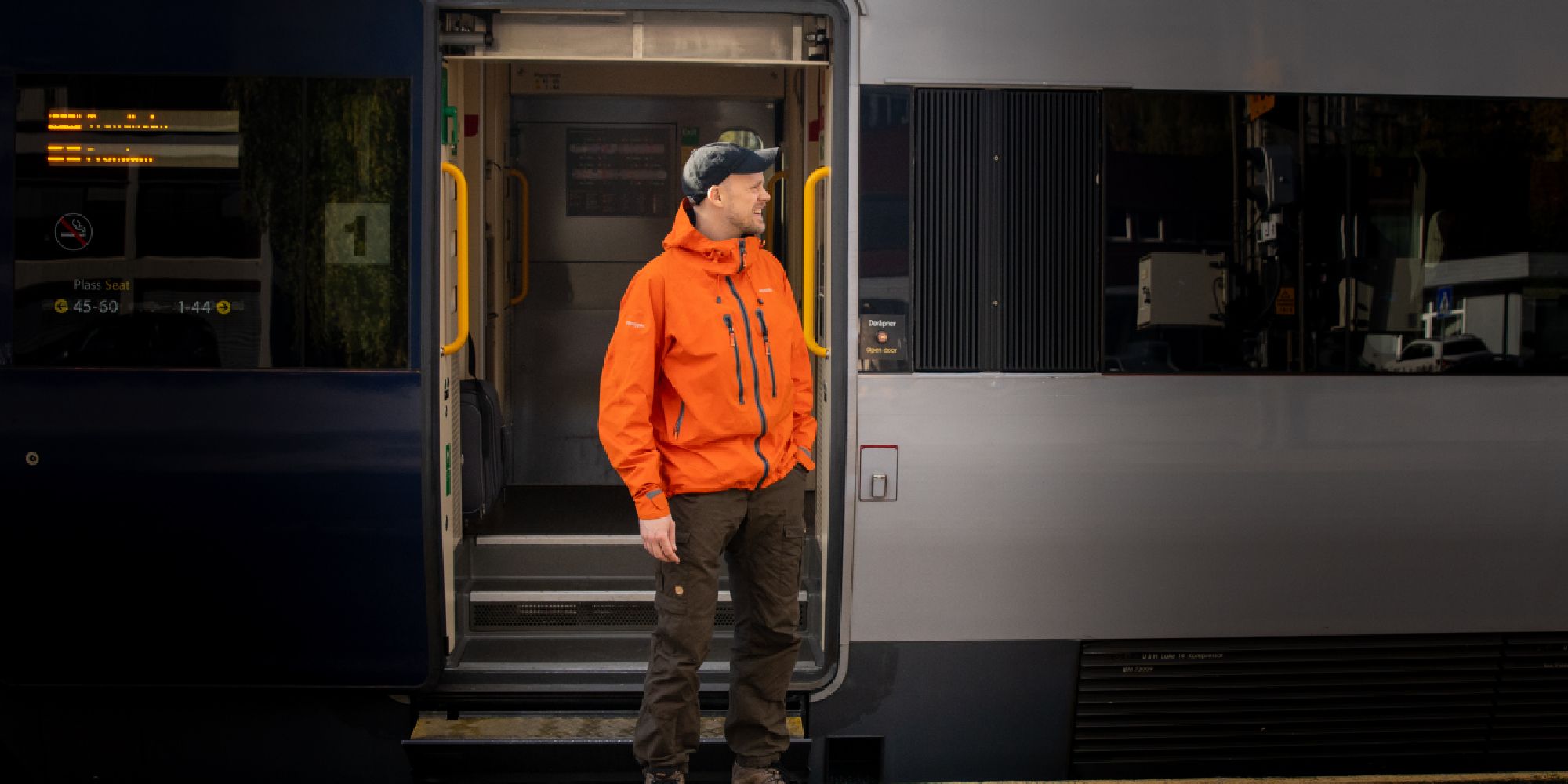 En mann går ombord på Dovrebanen