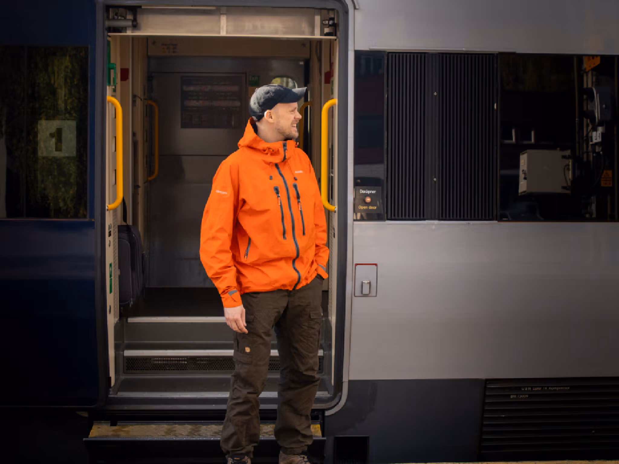 En mann går ombord på Dovrebanen