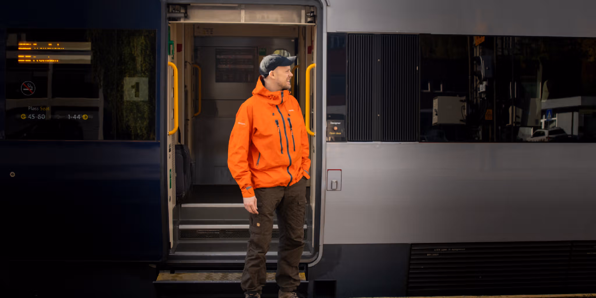 En mann går ombord på Dovrebanen