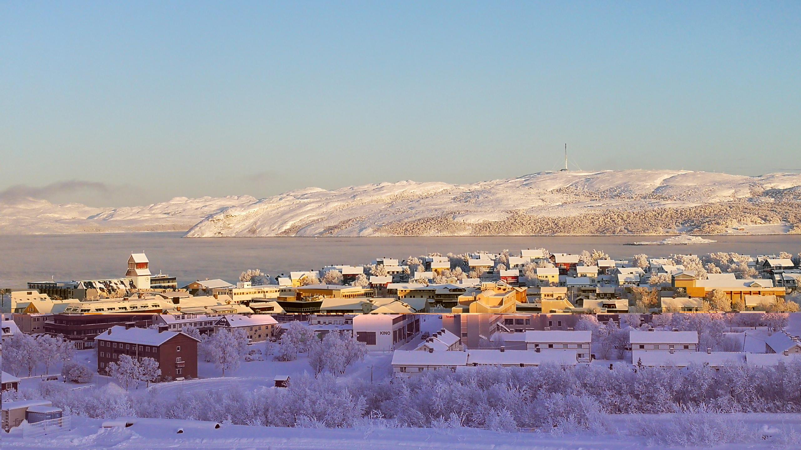 Kirkenes i Nord-Norge dekket av snø