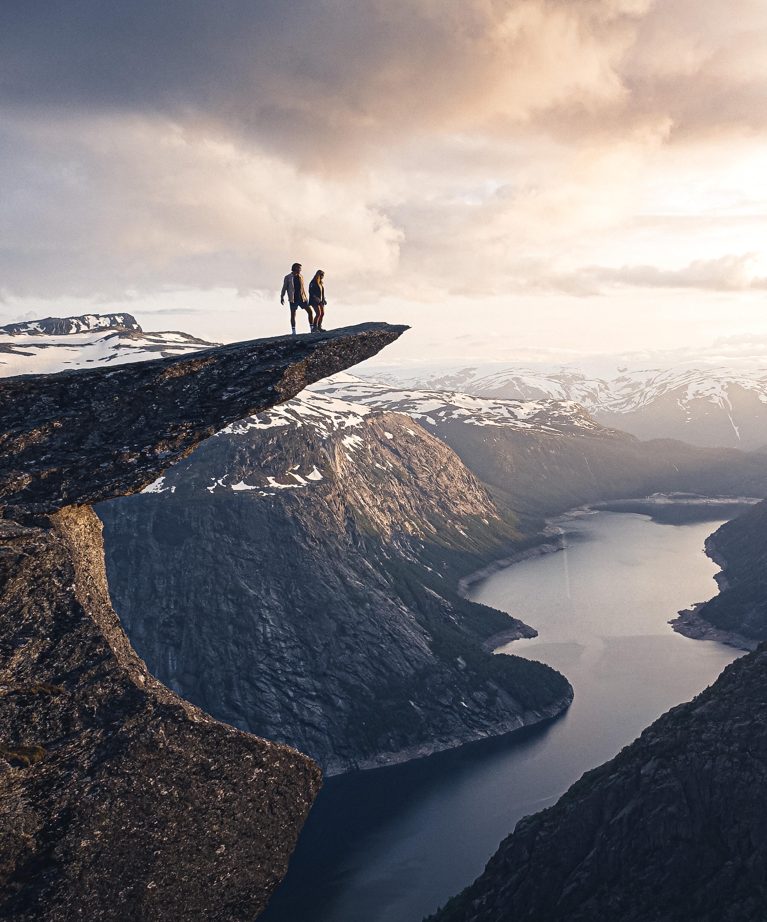 To personer står på Trolltunga.