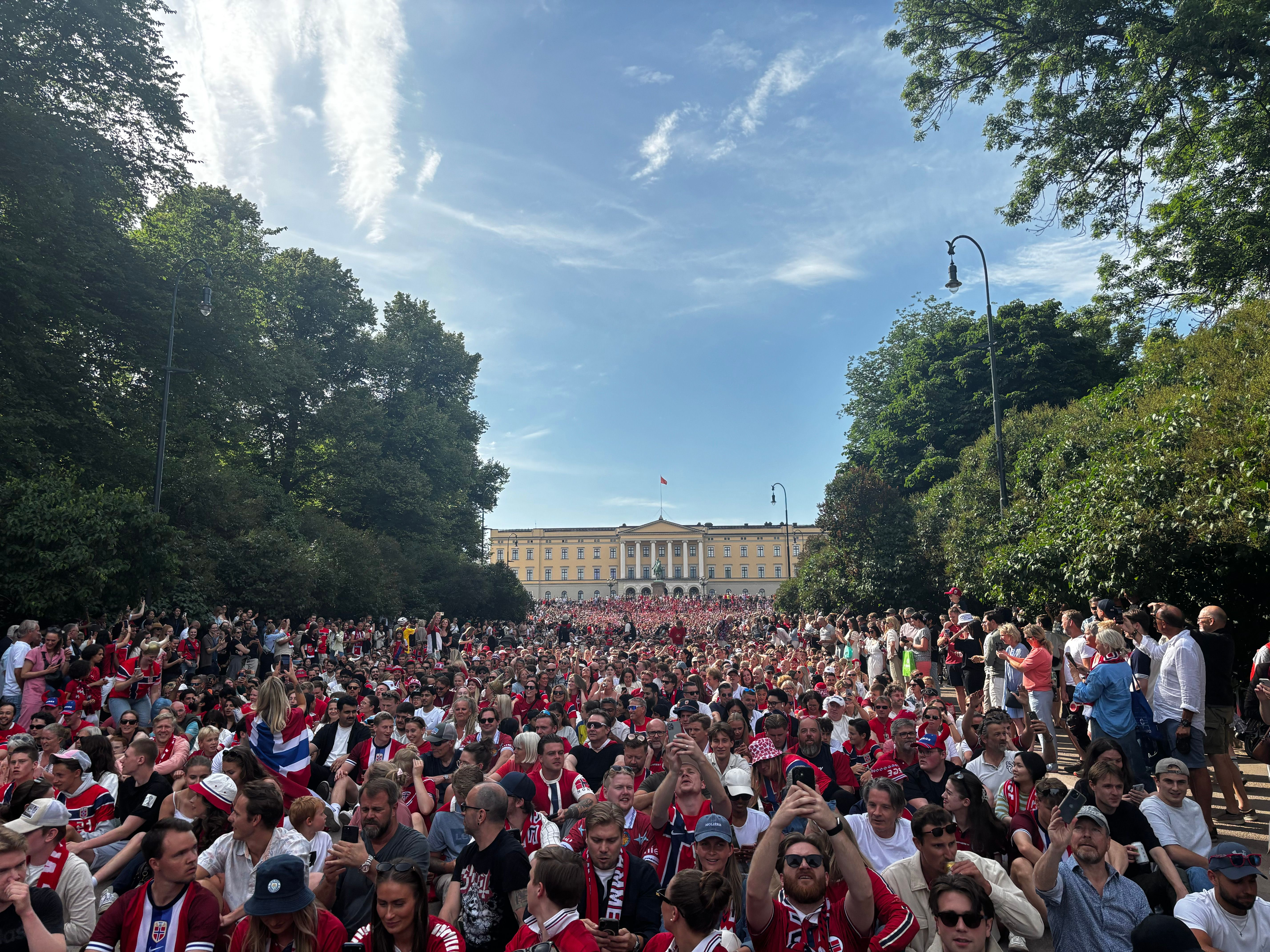 Norwegian fotball fans outside the Royal Palace