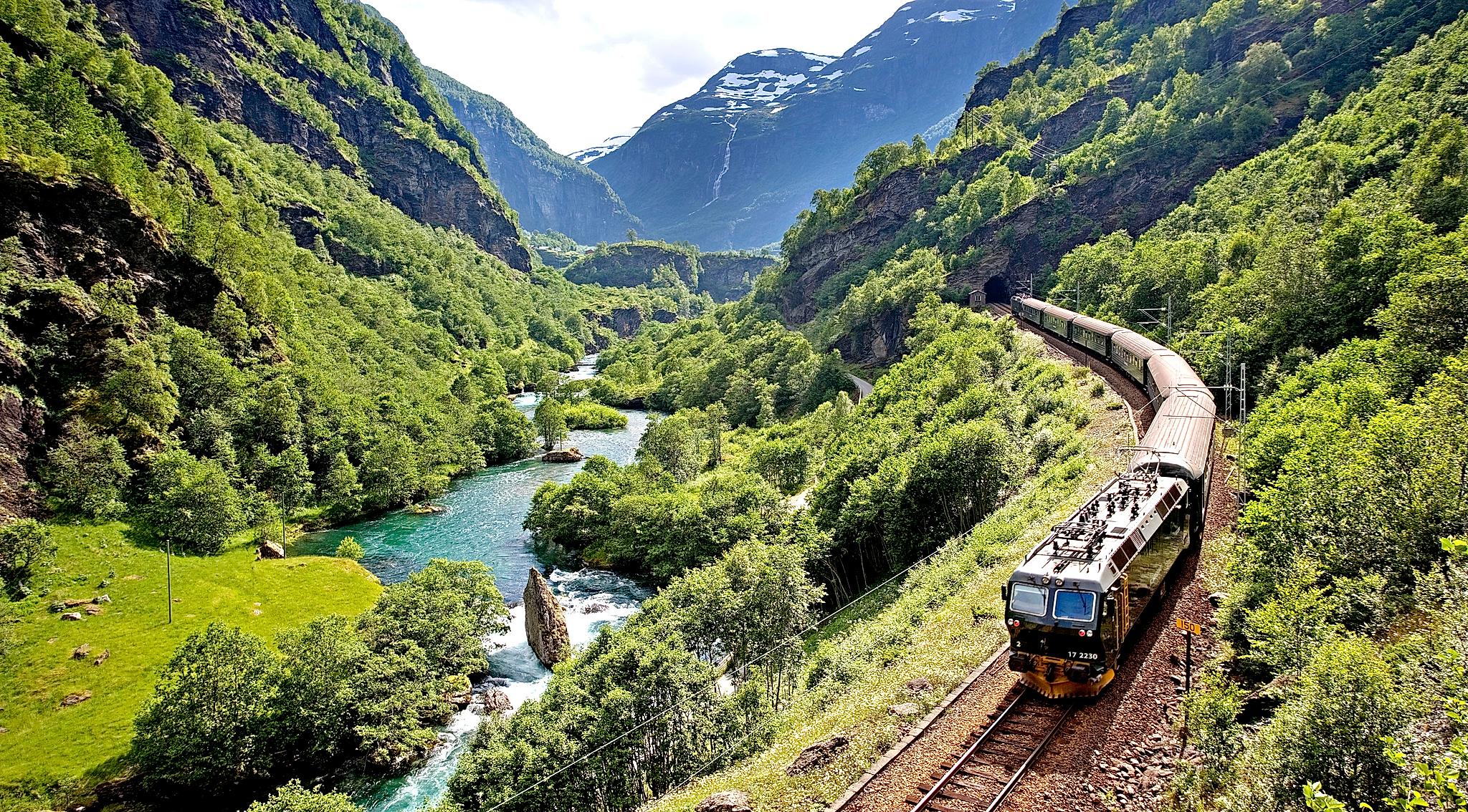 El tren de Flåm con las montañas de Bergen al fondo.