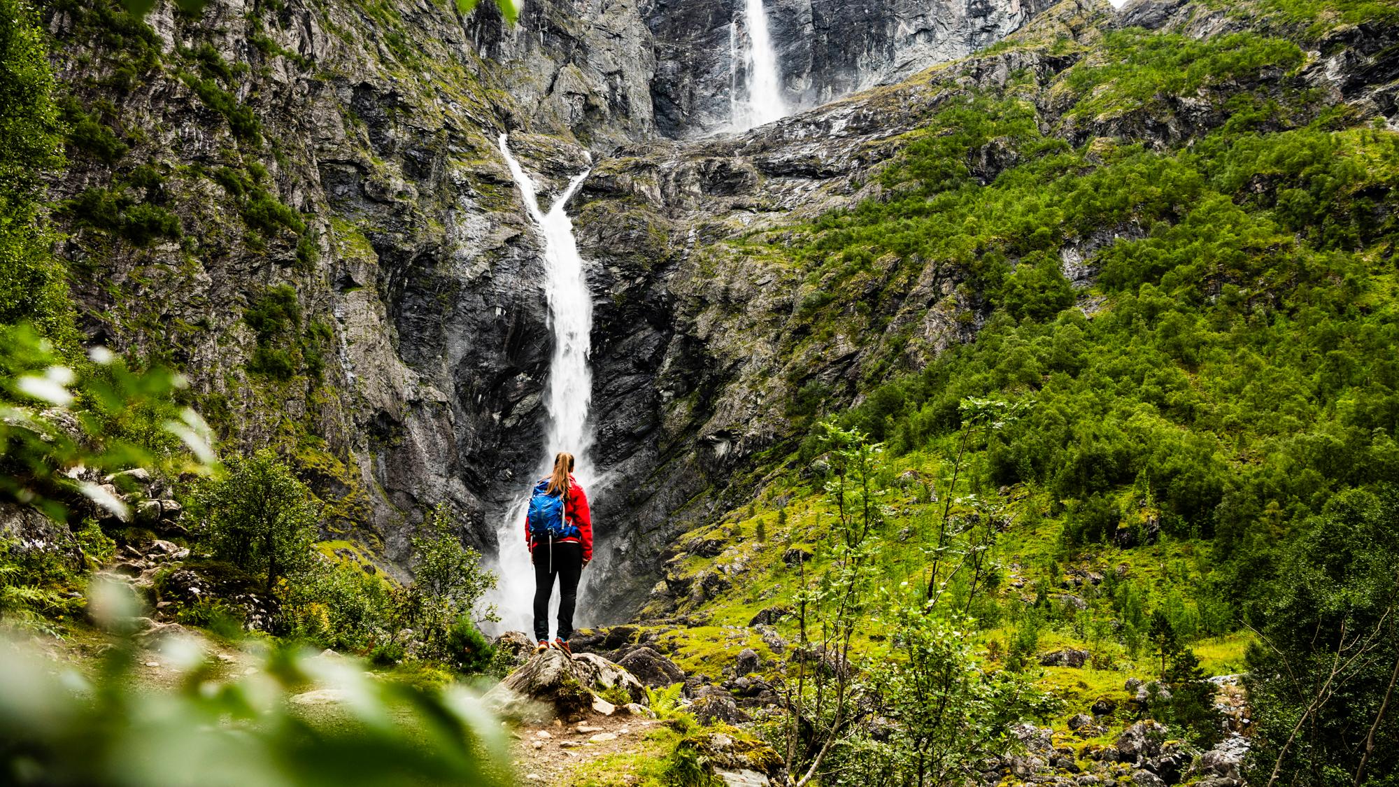 En står foran Mardalsfossen i Molde om sommeren. Nordvest på Vestlandet.
