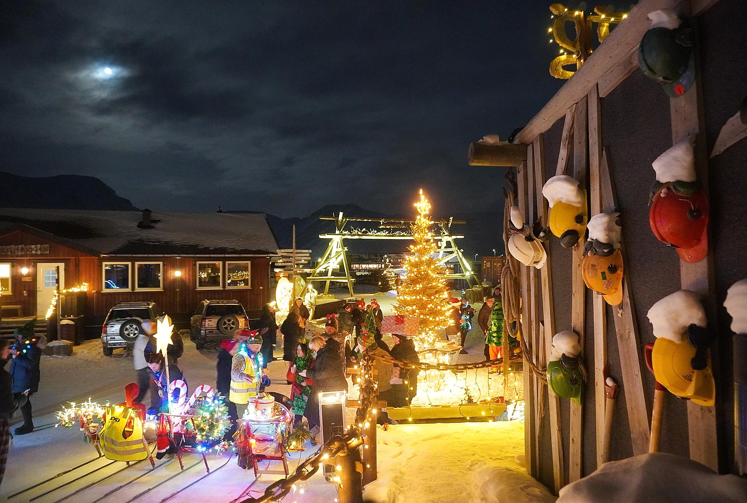 Juletre, juledekorasjoner og gruvehjelmer hengt opp utenfor en bygning