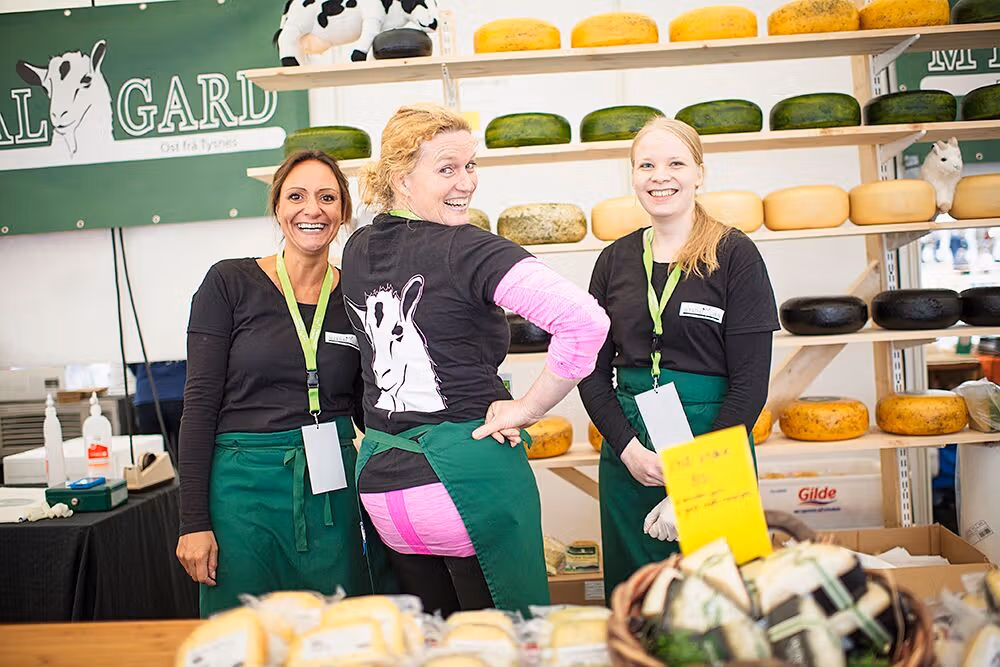 Tre jenter selger ost på Bergen matfestival