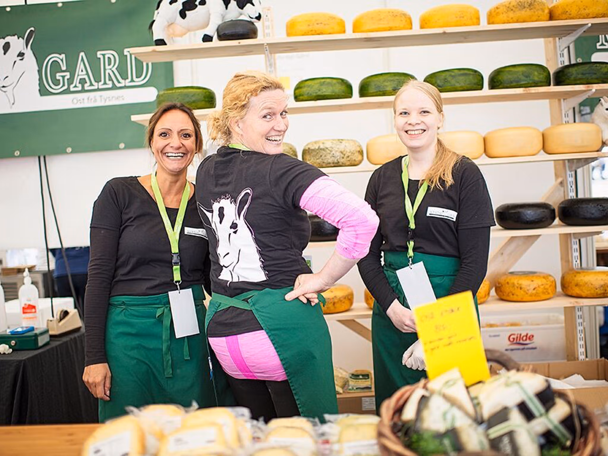 Tre jenter selger ost på Bergen matfestival