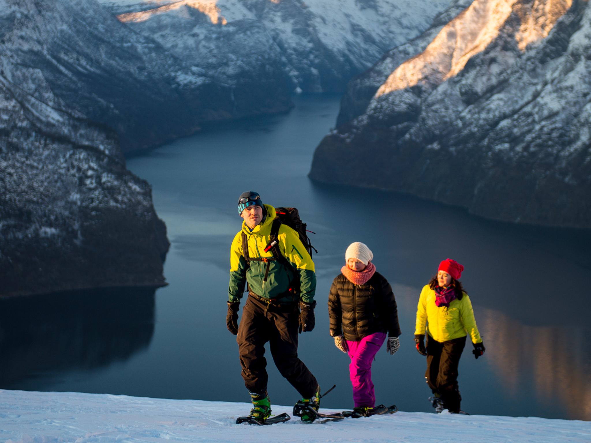 Una familia da un paseo con raquetas de nieve por la zona montañosa de Aurlandsfjellet, en la Noruega de los fiordos.