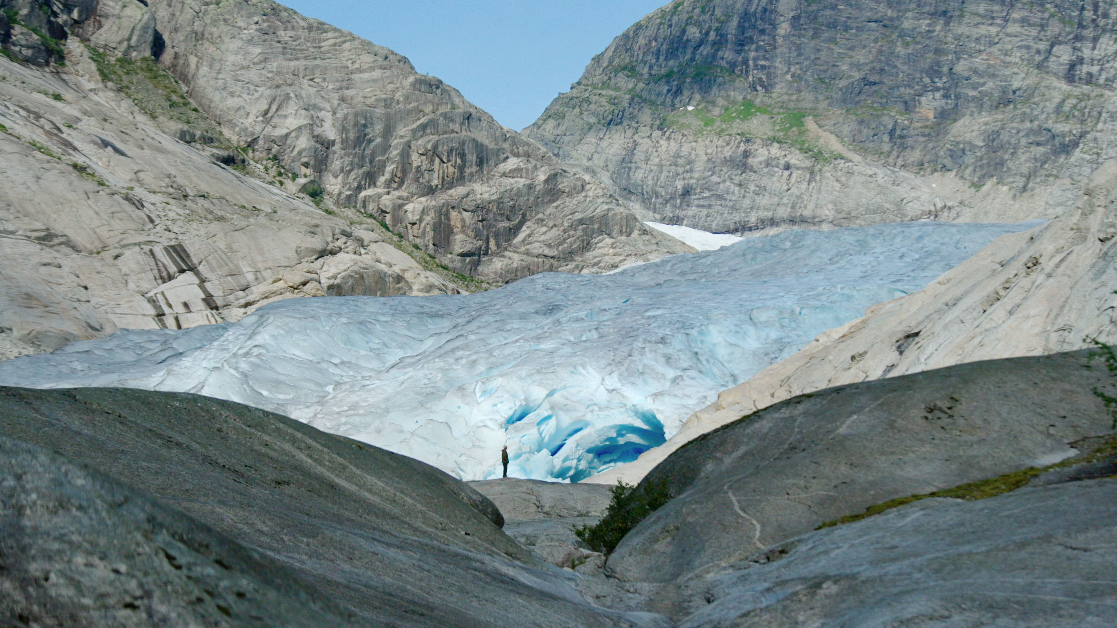En mann står foran Jostedalsbreen