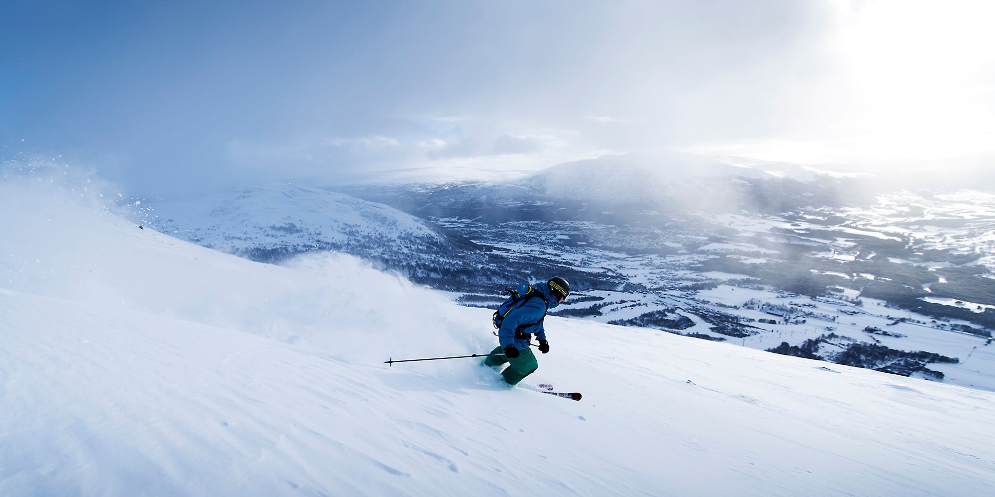 Ein Skifahrer im Skizentrum Oppdal in Trøndelag, Norwegen.