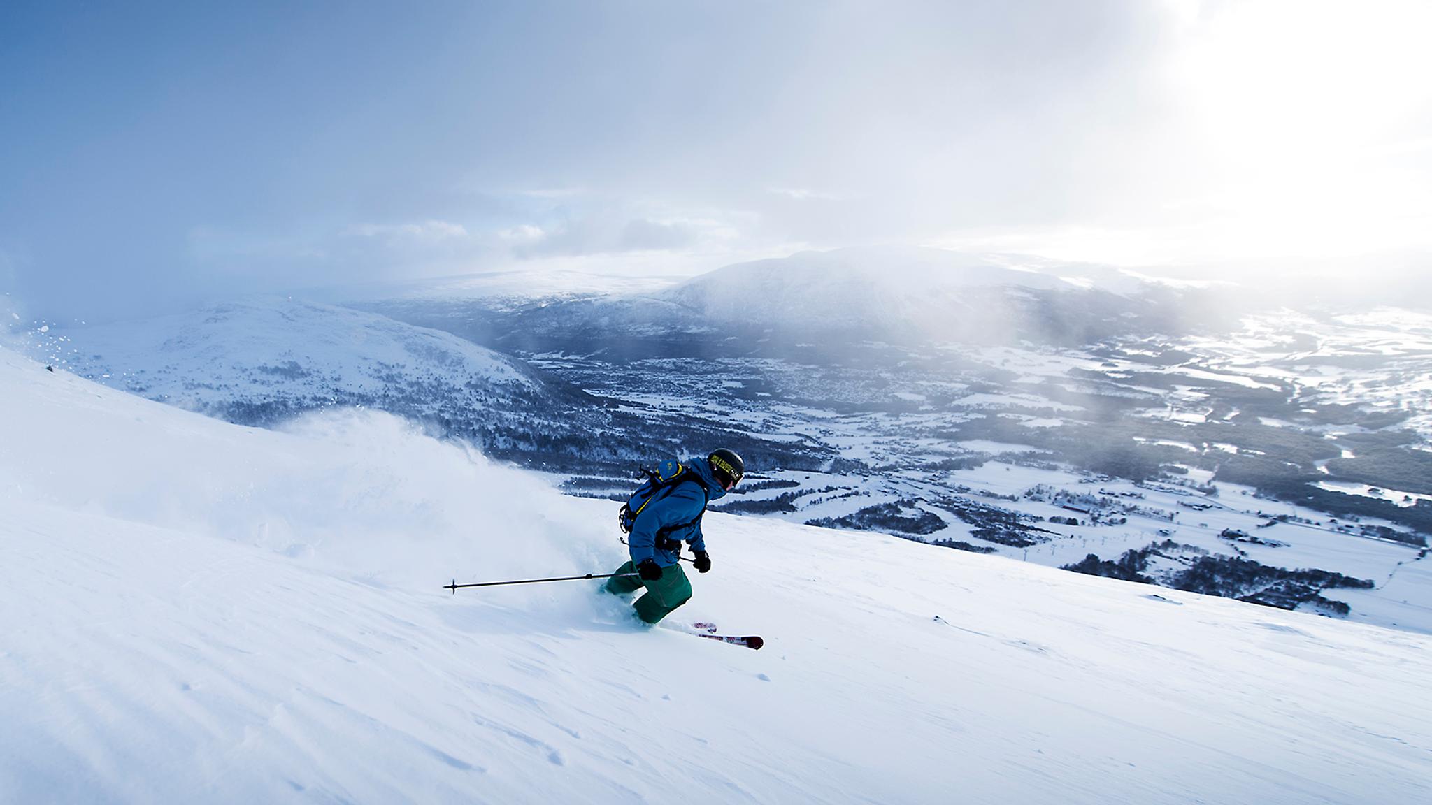 Ein Skifahrer im Skizentrum Oppdal in Trøndelag, Norwegen.
